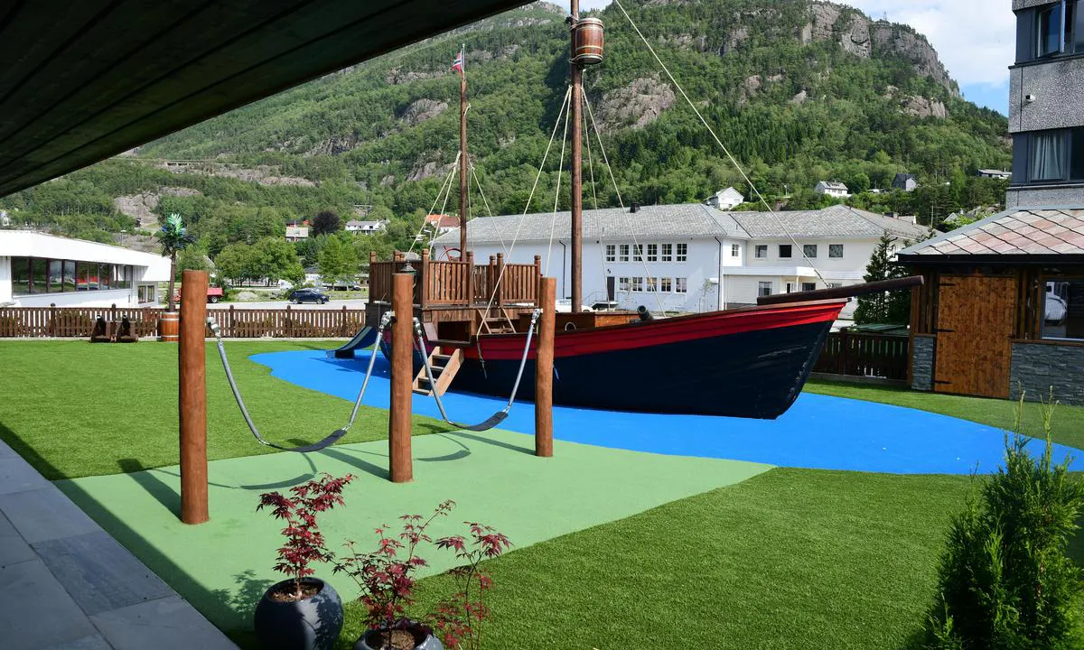 Svelgen Hotell Gjestehavn: {"base": "no", "no": "Leikeomr\u00e5de", "se": "Lekomr\u00e5de", "en": "Play area", "da": "Legeomr\u00e5de"}