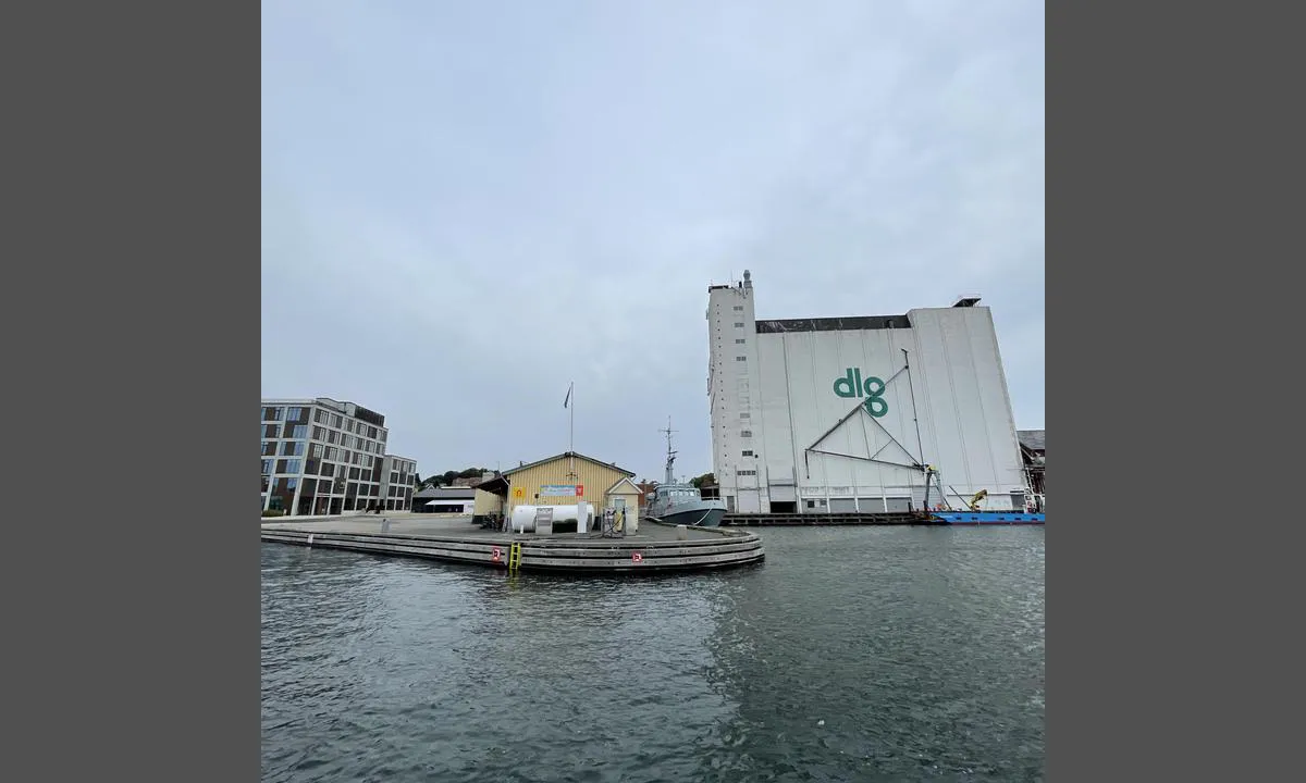 Svendborg Havn: {"base": "se", "no": "Mulighet for \u00e5 fylle drivstoff p\u00e5 styrbord side f\u00f8r havnen. Der ligger ogs\u00e5 en skipsbutikk.", "se": "M\u00f6jlighet att tanka p\u00e5 styrbord sida innan hamnen. D\u00e4r ligger \u00e4ven en skeppshandel.", "en": "Opportunity to refuel on the starboard side before the harbor. There is also a ship's chandler there.", "da": "Mulighed for at tanke p\u00e5 styrbord side f\u00f8r havnen. Der ligger ogs\u00e5 en skibshandel."}