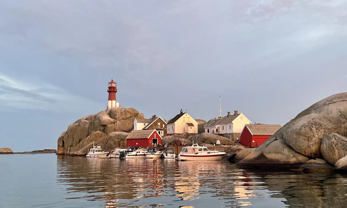 Svenner Fyr: {"base": "da", "no": "Fyrhavnen.", "se": "Fyrhamnen.", "en": "The Lighthouse Harbour.", "da": "Fyrhavnen."}