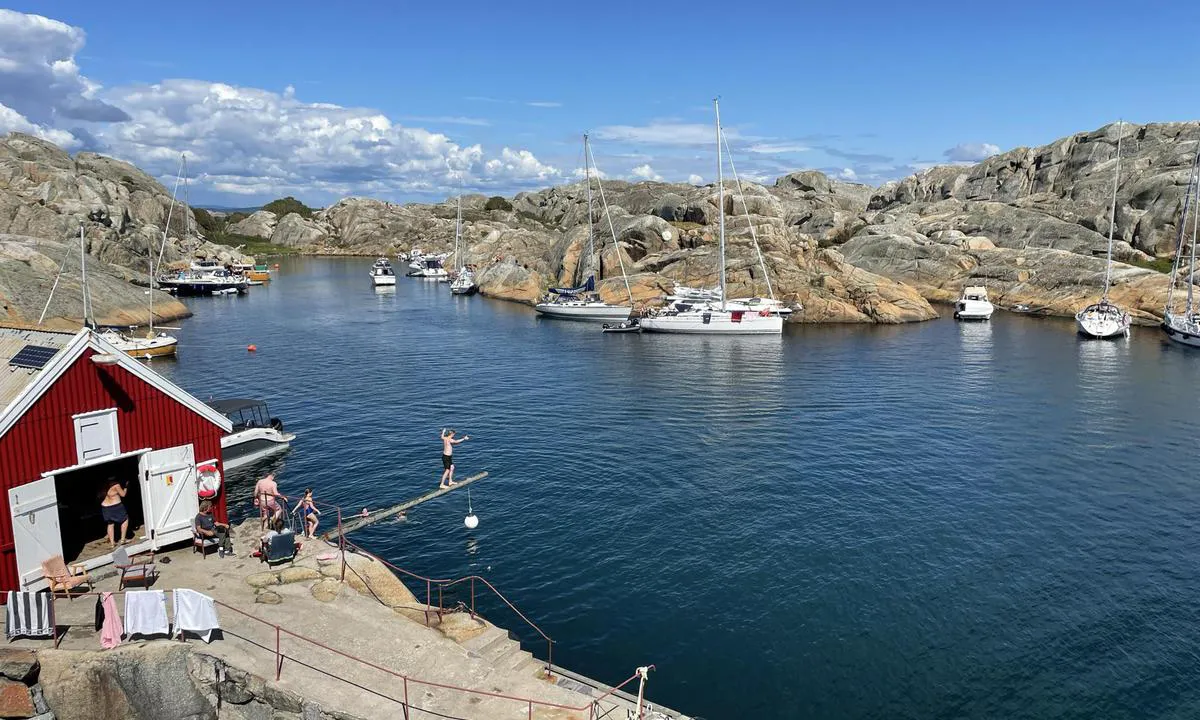 Svenner Fyr: Gode fortøyningsmuligheter på fjellet mot øst, bra med bolter i fjellet.