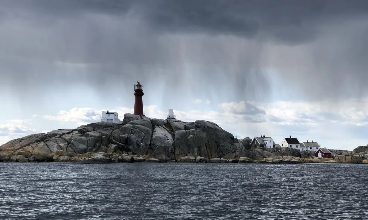 {"base": "no", "no": "Svenner fyr sett fra \u00f8st.", "se": "Svenner fyr sett fr\u00e5n \u00f6st.", "en": "Svenner lighthouse seen from the east.", "da": "Svenner fyr set fra \u00f8st."}