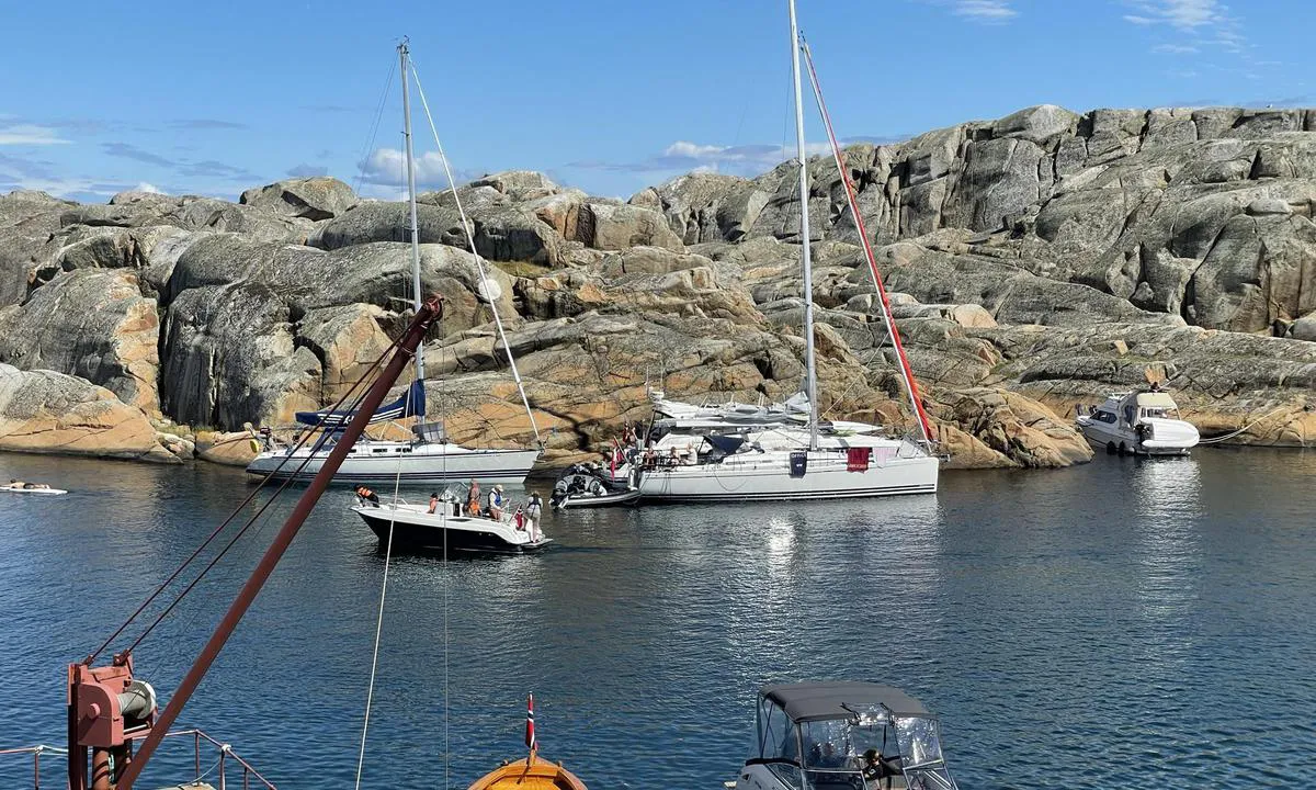 Svenner Fyr: {"base": "no", "no": "Gode fort\u00f8yningsmuligheter p\u00e5 fjellet mot \u00f8st, bra med bolter i fjellet.", "se": "Goda f\u00f6rt\u00f6jningsm\u00f6jligheter p\u00e5 berget mot \u00f6st, bra med bultar i berget.", "en": "Good mooring opportunities on the rocky shore to the east, plenty of bolts in the rock.", "da": "Gode fort\u00f8jningsmuligheder p\u00e5 klippen mod \u00f8st, godt med bolte i klippen."}