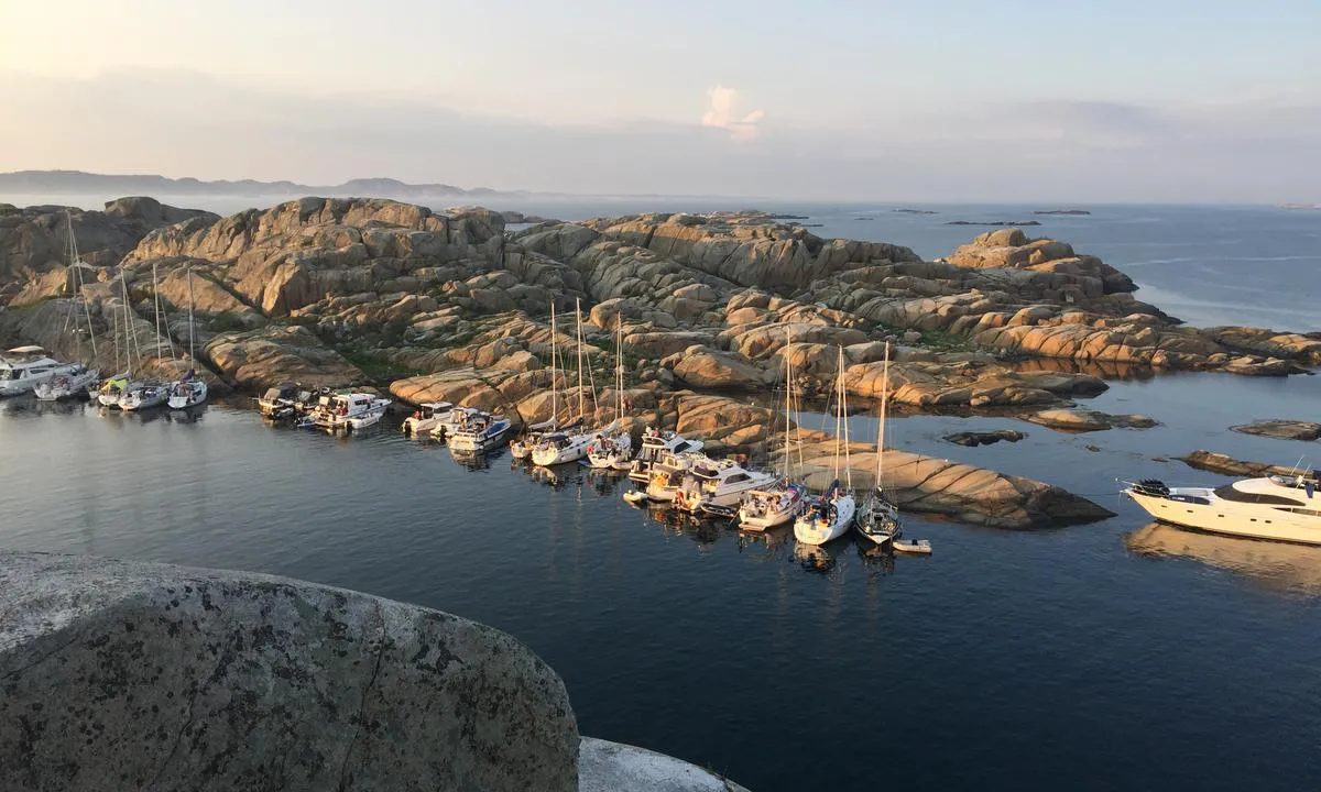 Svenner Fyr: {"base": "no", "no": "Ytre del av fyrhavnen.", "se": "Yttre delen av fyrhamnen.", "en": "Outer part of the lighthouse harbor.", "da": "Ydre del af fyrhavnen."}
