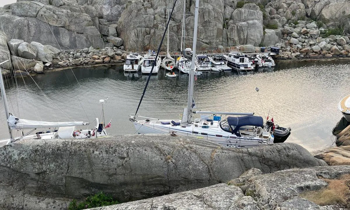 Svenner Fyr: {"base": "no", "no": "brygga i fyrhavna", "se": "bryggan i fyrhamnen", "en": "the pier in the lighthouse harbour", "da": "broen i fyrhavnen"}