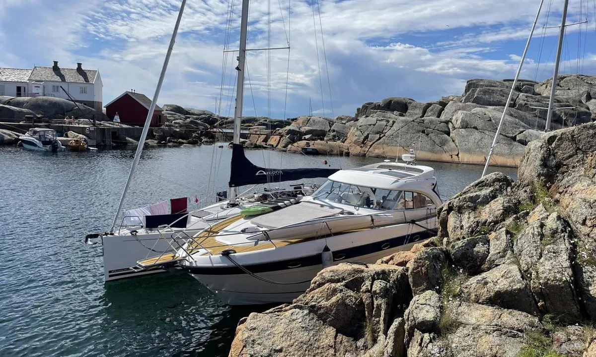 {"base": "no", "no": "Godt fort\u00f8yd p\u00e5 fjellet p\u00e5 \u00f8stsiden av Svennerbukten.", "se": "Bra f\u00f6rt\u00f6jd vid berget p\u00e5 \u00f6stsidan av Svennerbukten.", "en": "Well moored to the rock on the east side of Svennerbukten.", "da": "Godt fort\u00f8jet p\u00e5 klippen p\u00e5 \u00f8stsiden af Svennerbugten."}