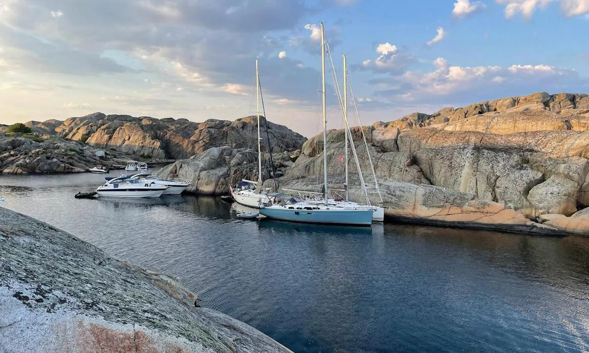 Svenner Fyr: {"base": "no", "no": "Longsidesplasser i fyrhavna", "se": "L\u00e5ngsidesplatser i fyrhamnen", "en": "Alongside berths in the lighthouse harbor", "da": "Langsidepladser i fyrhavnen"}