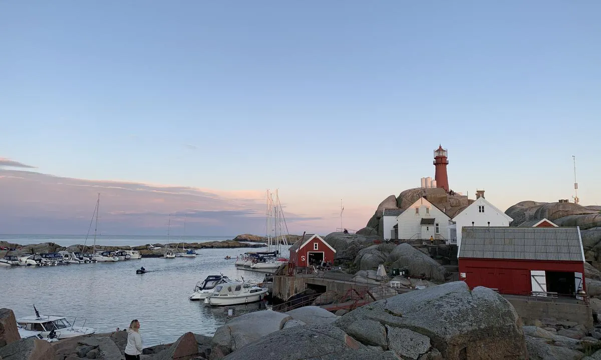 {"base": "no", "no": "Svenner fyr.", "se": "Svenner fyr.", "en": "Svenner lighthouse.", "da": "Svenner fyr."}