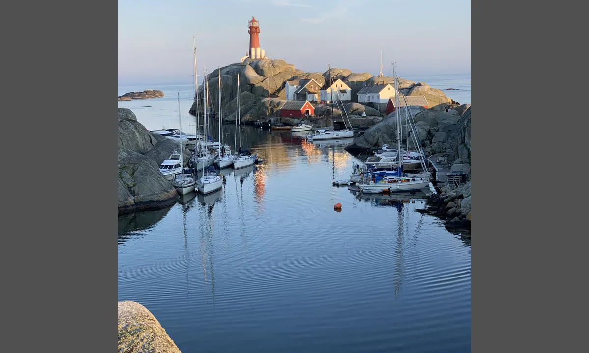 Svenner Fyr: Indre fyrhavn. Trebrygge og søppeltømming på høyre side.