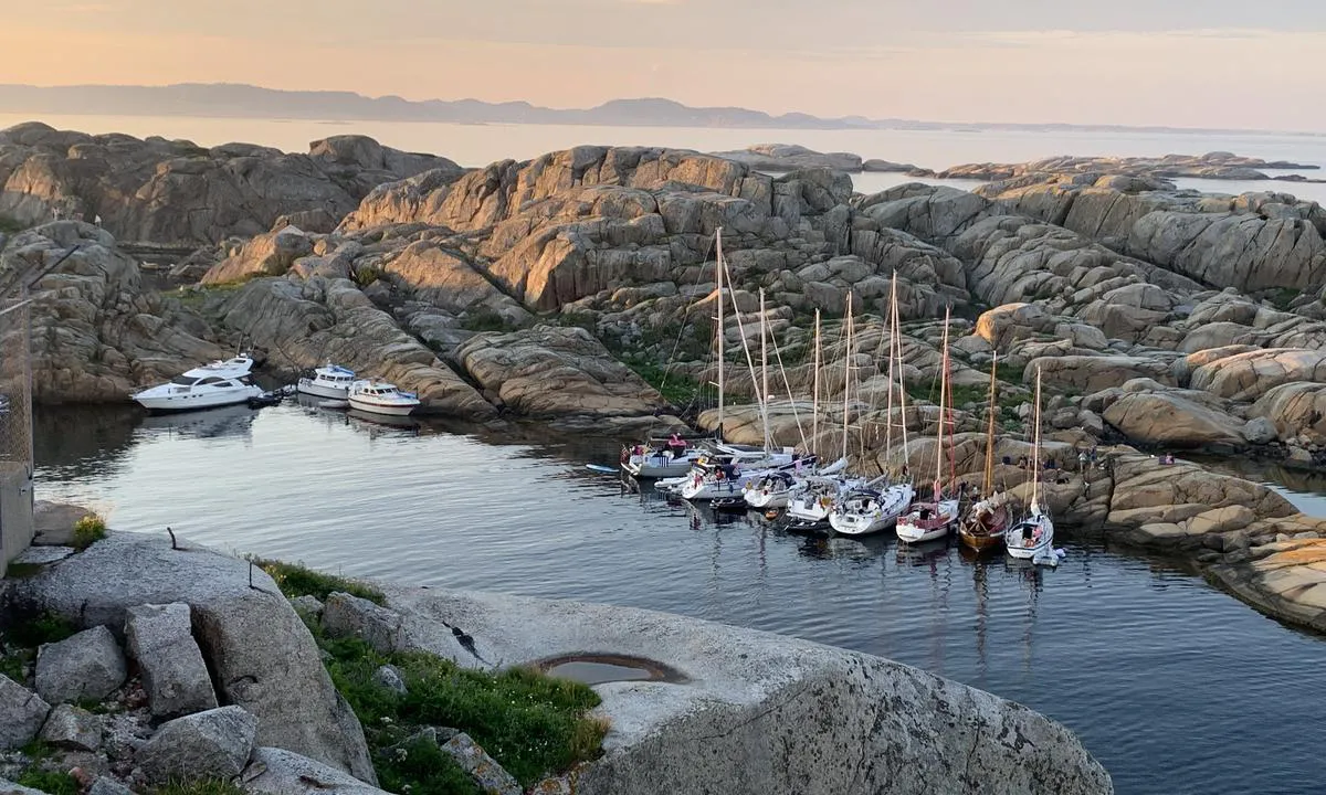 Svenner Fyr: {"base": "no", "no": "Ytre havn sett fra fyret.", "se": "Ytterhamnen sedd fr\u00e5n fyren.", "en": "Outer harbor seen from the lighthouse.", "da": "Ydre havn set fra fyret."}