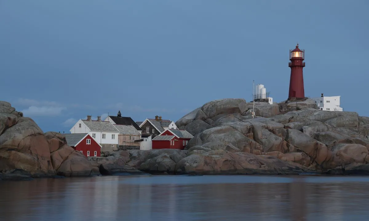 Svenner/Rørvika: {"base": "no", "no": "Svenner Fyr sett fra R\u00f8rvika.", "se": "Svenner fyr sedd fr\u00e5n R\u00f6rvika.", "en": "Svenner Lighthouse seen from R\u00f8rvika.", "da": "Svenner Fyr set fra R\u00f8rvika."}