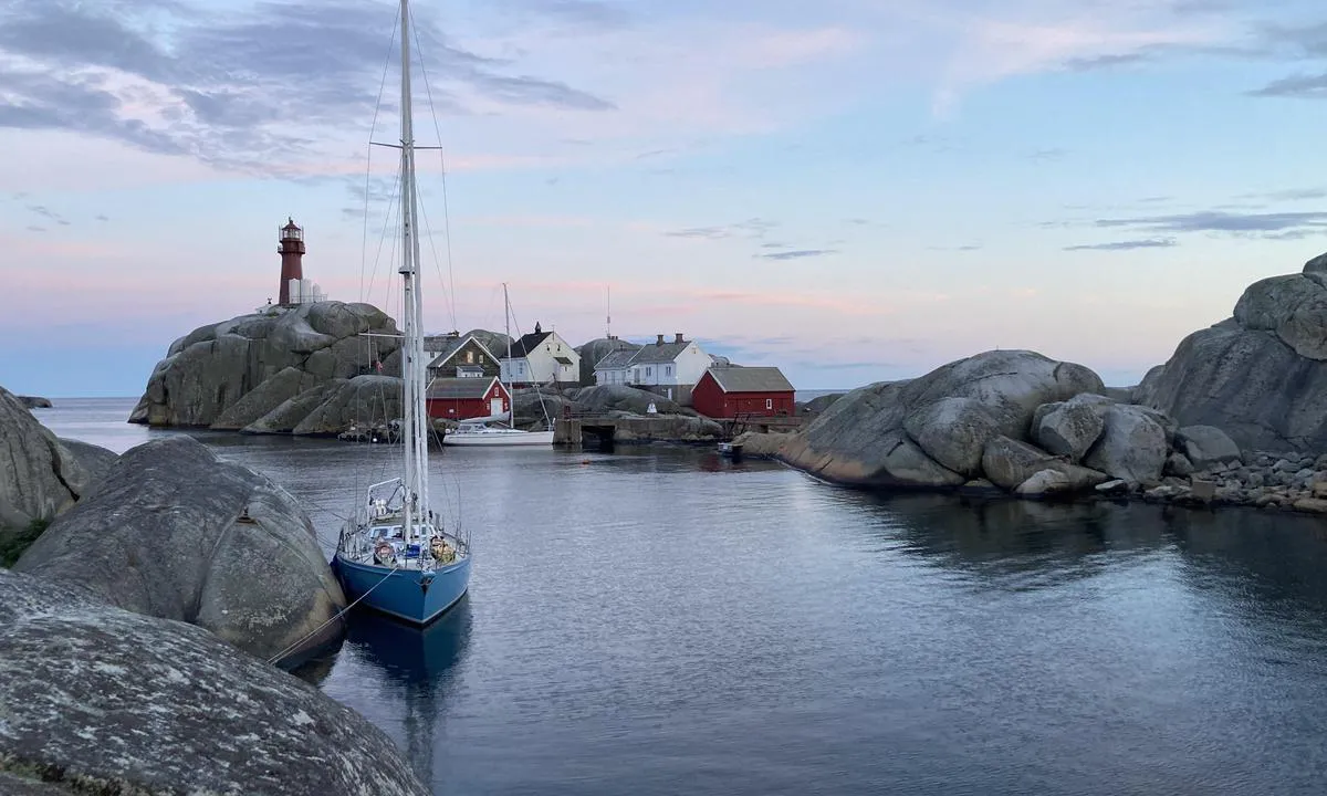 Svenner/Rørvika: {"base": "en", "no": "Fort\u00f8yd langs en stein ved hjelp av solide pinner med \u00f8yne. Du m\u00e5 klatre p\u00e5 steinen ved \u00e5 bruke tauene med knuter som er satt opp. Noe styrke og kondisjon kreves. Steinen heller bratt ned til dypt vann. Min b\u00e5t er 46 fot.", "se": "F\u00f6rt\u00f6jd bredvid en klippa p\u00e5 fasta pinnar med \u00f6gon. Du beh\u00f6ver kl\u00e4ttra p\u00e5 klippan med hj\u00e4lp av de tillhandah\u00e5llna repen med knopar. Viss styrka och kondition kr\u00e4vs. Klippan sluttar brant ner till djupt vatten. Min b\u00e5t \u00e4r 46 fot.", "en": "Berthed alongside a rock on solid pins with eyes. You need to climb the rock using the ropes with knots provided. Some strength and fitness required. Rock slopes steep down to deep water. My boat os 46ft.", "da": "Fort\u00f8jet ved siden af en klippe p\u00e5 solide p\u00e6le med \u00f8jer. Du skal klatre op p\u00e5 klippen ved hj\u00e6lp af de medf\u00f8lgende tov med knuder. Nogle styrke og kondition kr\u00e6ves. Klippen skr\u00e5ner stejlt ned til dybt vand. Min b\u00e5d er 46 fod."}