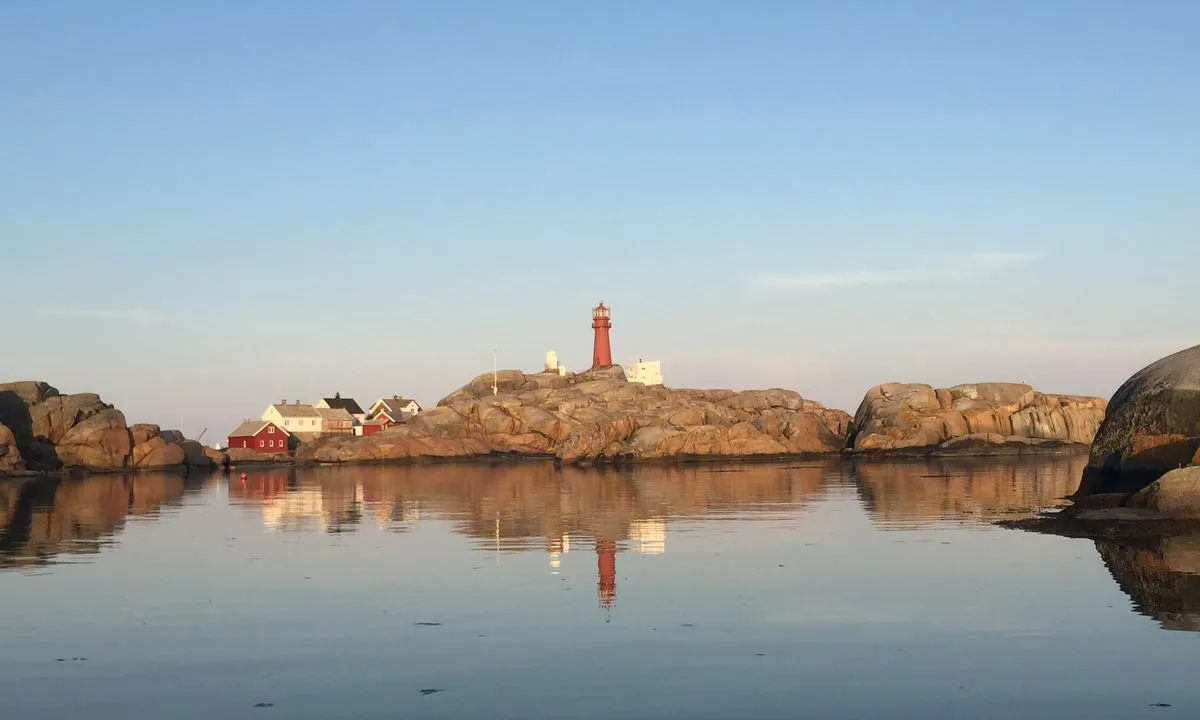Svenner/Rørvika: {"base": "no", "no": "Svenner Fyr sett fra Lille R\u00f8rvika.", "se": "Svenner Fyr sett fr\u00e5n Lille R\u00f8rvik.", "en": "Svenner Lighthouse seen from Lille R\u00f8rvika.", "da": "Svenner Fyr set fra Lille R\u00f8rvika."}