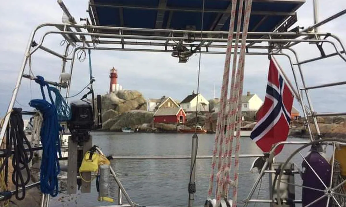 Svenner/Rørvika: Her ligger vi fortøyd i tau som henger ned fra den bratte bergveggen. Om de er der fortsatt eller om vi kan stole på dem, vet jeg ikke, da bildet er 3 år gammelt. 
Uansett et fantastisk sted med innseiling fra sør - bruk sjøkart!.