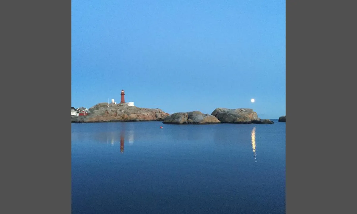 Svenner/Rørvika: {"base": "no", "no": "Kveld i R\u00f8rvika.", "se": "Kv\u00e4ll i R\u00f6rvika.", "en": "Evening in R\u00f8rvika.", "da": "Aften i R\u00f8rvika."}