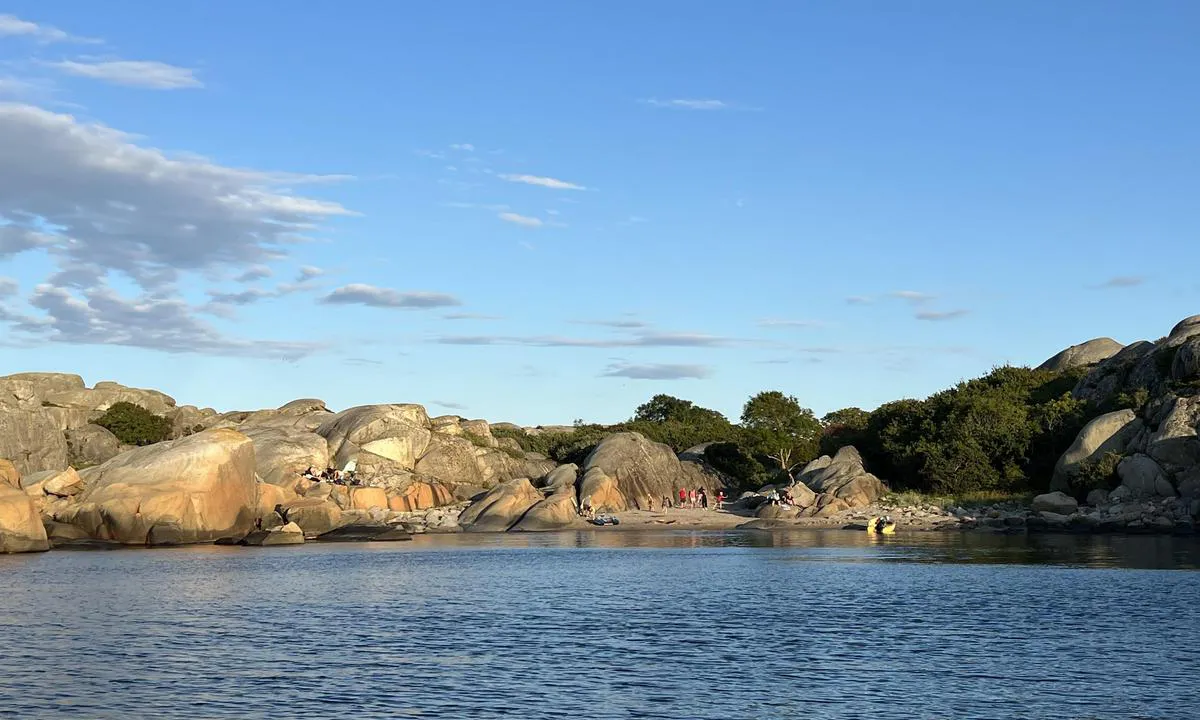 Svennerfyr stranda: {"base": "no", "no": "Stranden innerst. Sti/gangvei opp under tr\u00e6rene midt i bildet, denne leder til fyrhavnen og fyret. Fort\u00f8yningsbolter i fjellet p\u00e5 \u00f8stsiden (venstre i bildet) av bukten.", "se": "Stranden innerst. Stig/g\u00e5ngv\u00e4g upp under tr\u00e4den mitt i bilden, denna leder till fyrhamnen och fyren. F\u00f6rt\u00f6jningsbultar i berget p\u00e5 \u00f6stra sidan (v\u00e4nster i bilden) av bukten.", "en": "The beach at the innermost part. Path/walkway up under the trees in the middle of the picture, leading to the lighthouse harbor and the lighthouse. Mooring bolts in the rock on the east side (left in the picture) of the bay.", "da": "Stranden inderst. Sti/gangsti op under tr\u00e6erne midt i billedet, denne f\u00f8rer til fyrhavnen og fyret. Fort\u00f8jningsbolte i klippen p\u00e5 \u00f8stsiden (venstre i billedet) af bugten."}