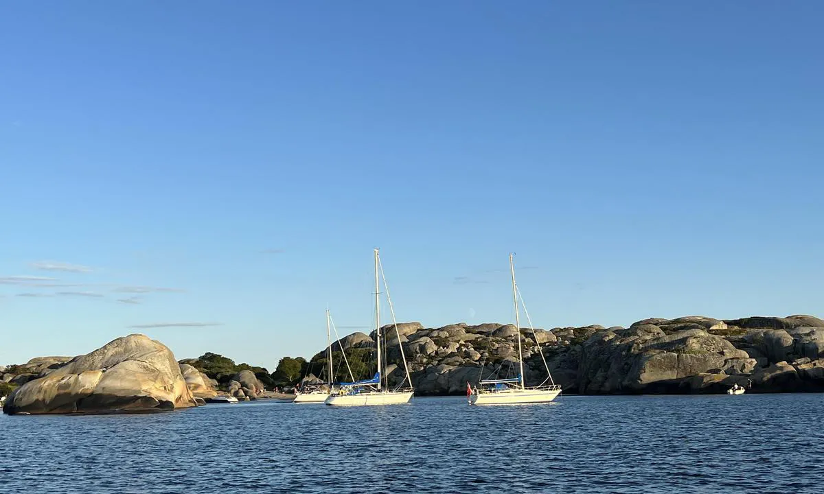 Svennerfyr stranda: Nordbogen/Svennerstranden. Seilbåter på svai, lengre inn er det bolter i fjellet og fortøyning i fjellet er mulig.