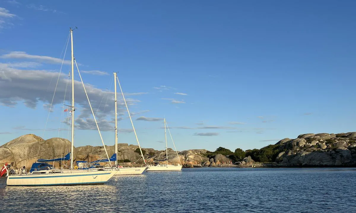 Svennerfyr stranda: {"base": "no", "no": "Nordbogen/Svennerstranden. Seilb\u00e5ter p\u00e5 svai, lengre inn er det bolter i fjellet og fort\u00f8yning i fjellet er mulig. Gode dybder langt inn. Sandbunn.", "se": "Nordbogen/Svennerstranden. Segelb\u00e5tar p\u00e5 svaj, l\u00e4ngre in finns det bultar i berget och f\u00f6rt\u00f6jning i berget \u00e4r m\u00f6jligt. Bra djup l\u00e5ngt in. Sandbotten.", "en": "Nordbogen/Svennerstranden. Sailboats at anchor, further in there are bolts in the rock and mooring to the rock is possible. Good depths quite far in. Sandy bottom.", "da": "Nordbogen/Svennerstranden. Sejlb\u00e5de for anker, l\u00e6ngere inde er der bolte i klippen og fort\u00f8jning i klippen er mulig. God dybde langt ind. Sandbund."}