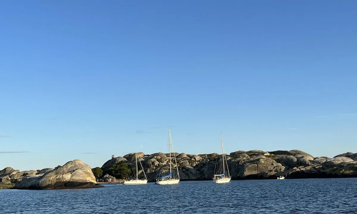 Svennerfyr stranda: Sett fra innløpet, åpent inn, en grunne er merket i kartet. Vær obs på at farvannet rundt Svenner generelt har mange grunner og skjær. Disse er stortsett merket i kartet, men er ikke merket i terrenget.