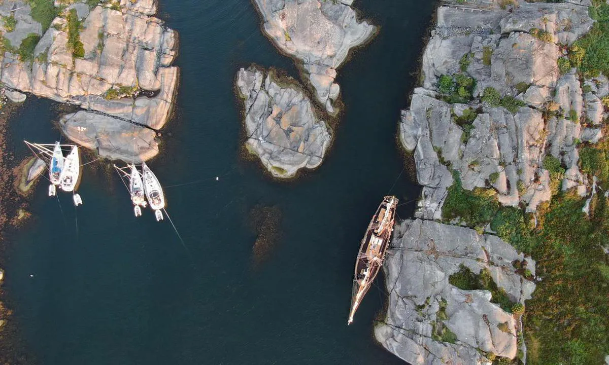 Svenska Högarna - SXK Stockholm bouy: all shallowes shown here in the picture are accurately shown in electronic sea charts like navionics boating. the shallow between the four boats on the left are NOT VISIBLE underneath the water surface when approaching to the rock to dock