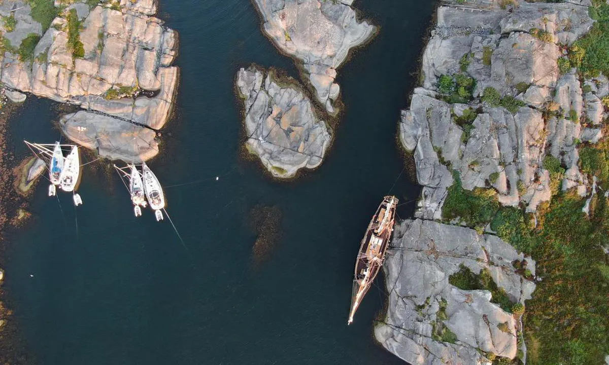 Svenska Högarna - SXK Stockholm bouy: {"base": "en", "no": "alle grunner vist her p\u00e5 bildet er n\u00f8yaktig vist i elektroniske sj\u00f8kart som navionics boating. grunnen mellom de fire b\u00e5tene til venstre er IKKE SYNLIG under vannoverflaten n\u00e5r du n\u00e6rmer deg steinen for \u00e5 legge til", "se": "alla grund som visas h\u00e4r p\u00e5 bilden \u00e4r noggrant visade i elektroniska sj\u00f6kort som navionics boating. grundet mellan de fyra b\u00e5tarna till v\u00e4nster \u00e4r INTE SYNLIGT under vattenytan n\u00e4r man n\u00e4rmar sig stenen f\u00f6r att l\u00e4gga till", "en": "all shallowes shown here in the picture are accurately shown in electronic sea charts like navionics boating. the shallow between the four boats on the left are NOT VISIBLE underneath the water surface when approaching to the rock to dock", "da": "alle lavvandede omr\u00e5der vist her p\u00e5 billedet er n\u00f8jagtigt vist i elektroniske s\u00f8kort som navionics boating. Lavvandet mellem de fire b\u00e5de til venstre er IKKE SYNLIGT under vandoverfladen, n\u00e5r man n\u00e6rmer sig klippen for at l\u00e6gge til"}