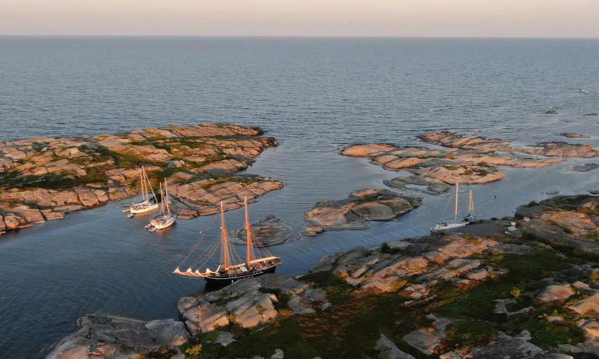 Svenska Högarna - SXK Stockholm bouy: {"base": "en", "no": "Dette er det \u00f8stligste punktet i Sverige. Hoved\u00f8ya har et vakkert fyrt\u00e5rn.", "se": "Detta \u00e4r Sveriges mest \u00f6stra punkt. Huvud\u00f6n har en vacker fyr.", "en": "This is the most eastern point of sweden. The main Island has a beautiful lighthouse.", "da": "Dette er det mest \u00f8stlige punkt i Sverige. Hoved\u00f8en har et smukt fyrt\u00e5rn."}