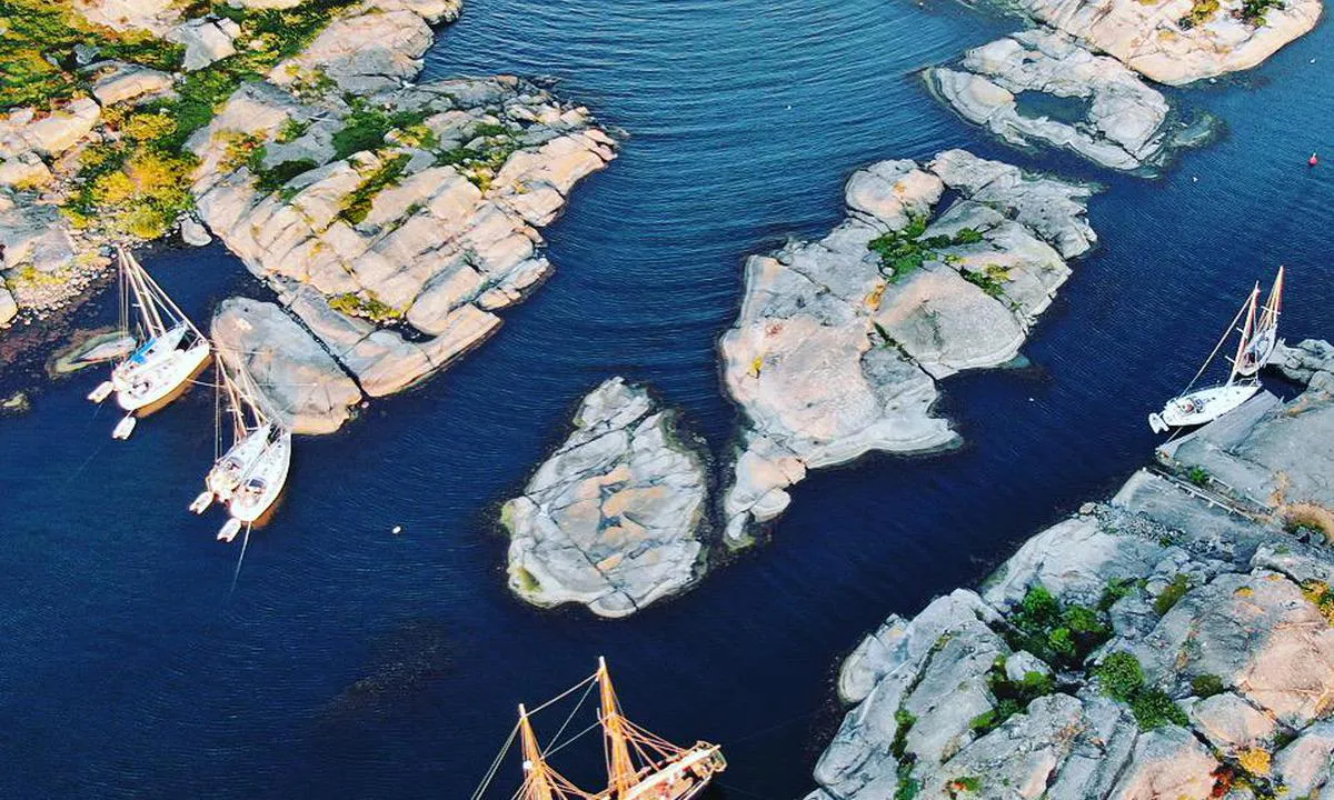 Svenska Högarna - SXK Stockholm bouy: {"base": "en", "no": "nederst i h\u00f8yre hj\u00f8rne hovedfyr\u00f8y. \u00f8verst i venstre hj\u00f8rne \u00f8y med naturreservat. bare kliving p\u00e5 steiner tillatt hvor de fire b\u00e5tene er fort\u00f8yd. mellom den gamle treb\u00e5ten og de fire b\u00e5tene er det en grunne synlig p\u00e5 bildet. mellom de to gruppene av to b\u00e5ter er det ogs\u00e5 en grunne under steinen til \u00e5 fort\u00f8ye p\u00e5!!", "se": "nedre h\u00f6gra h\u00f6rnet huvudfyr\u00f6n. \u00f6vre v\u00e4nstra h\u00f6rnet \u00f6 med naturreservat. endast klivning p\u00e5 klippor till\u00e5ten d\u00e4r de fyra b\u00e5tarna \u00e4r f\u00f6rt\u00f6jda. mellan den gamla tr\u00e4b\u00e5ten och de fyra b\u00e5tarna finns ett grunt omr\u00e5de synligt p\u00e5 bilden. mellan de tv\u00e5 grupperna med tv\u00e5 b\u00e5tar finns ocks\u00e5 ett grunt omr\u00e5de under klippan att f\u00f6rt\u00f6ja p\u00e5!!", "en": "bottom right corner main lighthouse island. top left corner island with naturreservat. only stepping on rocks allowed where the four boats are docked. betrween the old wooden boat and four boats there is a shallow visible in the picture. between the two groups of the two boats there is also a shallow underneath the rock to dock on!!", "da": "nederste h\u00f8jre hj\u00f8rne hovedfyr\u00f8. \u00f8verste venstre hj\u00f8rne \u00f8 med naturreservat. kun tilladt at tr\u00e6de p\u00e5 klipperne, hvor de fire b\u00e5de er fort\u00f8jet. mellem den gamle tr\u00e6b\u00e5d og de fire b\u00e5de er der et lavvande synligt p\u00e5 billedet. mellem de to grupper af de to b\u00e5de er der ogs\u00e5 et lavvande under klippen til at fort\u00f8je p\u00e5!!"}