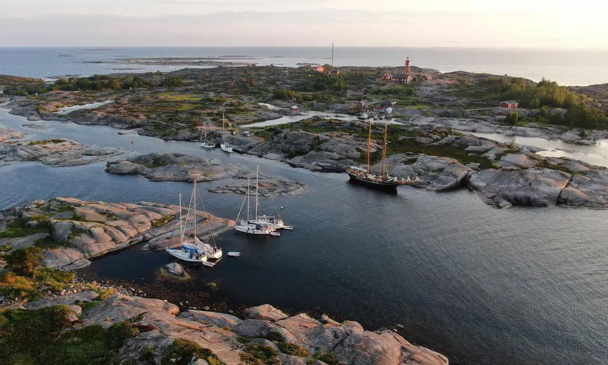 Svenska Högarna - SXK Stockholm bouy: the rock underneath the drone position is naturreservat. not allowed to walk on. its shown and marked on the sea charts paper and electronic. there are also signes on the rock itself.