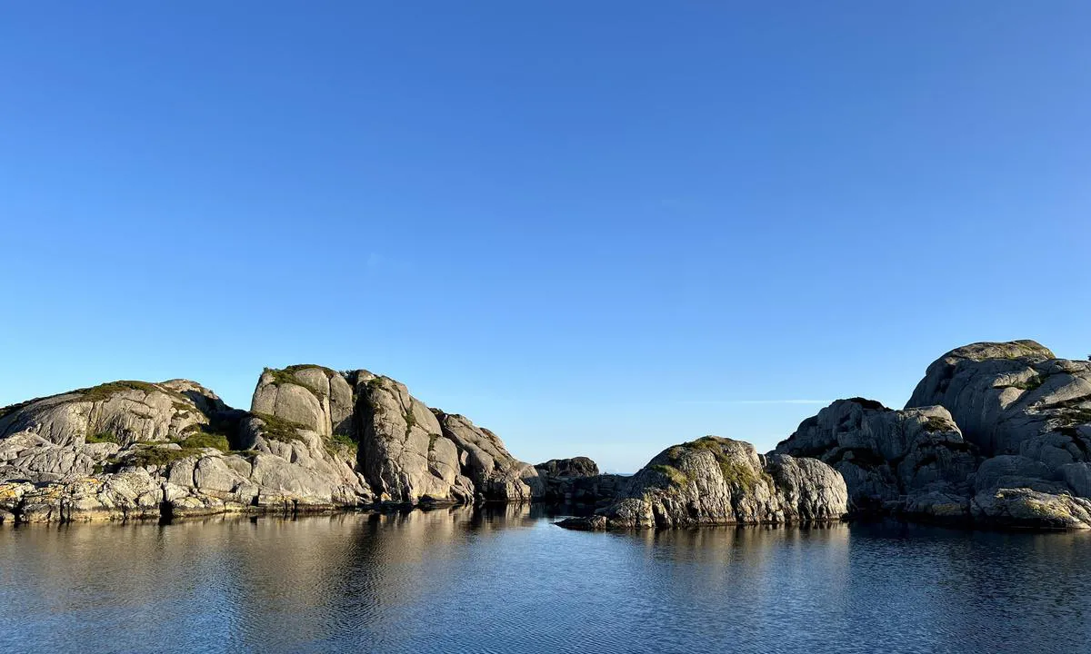 {"base": "no", "no": "Holmene p\u00e5 s\u00f8rsiden av Svenskevika.", "se": "Holmarna p\u00e5 sydsidan av Svenskevika.", "en": "The islets on the south side of Svenskevika.", "da": "Holmene p\u00e5 sydsiden af Svenskevika."}