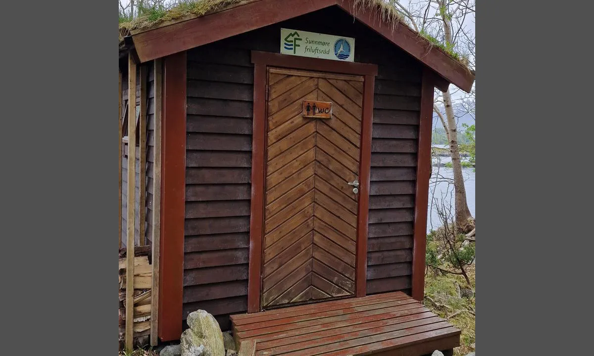 Svinøya friluftsområde - sør: {"base": "no", "no": "Toalettet p\u00e5 s\u00f8rsiden.", "se": "Toaletten p\u00e5 sydsidan.", "en": "The toilet on the south side.", "da": "Toilettet p\u00e5 sydsiden."}