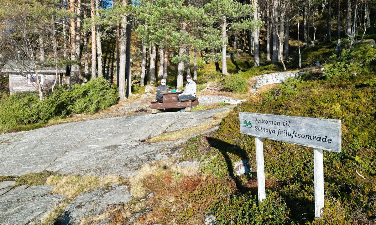 Svinøya friluftsområde - vest: {"base": "no", "no": "En av flere grillplasser. Toalett i bygningen til venstre.", "se": "En av flera grillplatser. Toalett i byggnaden till v\u00e4nster.", "en": "One of several barbecue areas. Toilet in the building to the left.", "da": "En af flere grillpladser. Toilet i bygningen til venstre."}