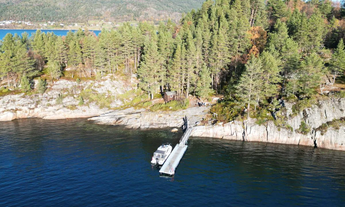 Svinøya friluftsområde - vest: {"base": "no", "no": "Dronefoto h\u00f8sten 2023", "se": "Dr\u00f6narbild h\u00f6sten 2023", "en": "Drone photo autumn 2023", "da": "Dronefoto efter\u00e5ret 2023"}