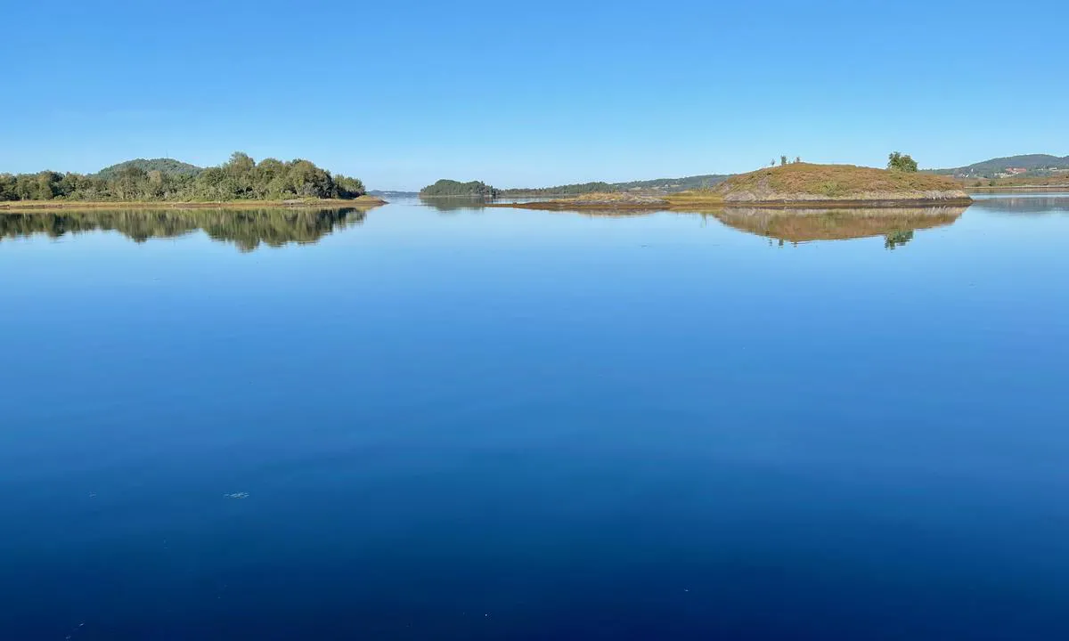 Svinøya Svenøya Fræna: Utsikt mot nordvest. Ankringsplassen er godt beskyttet og uansett vind så blir det ingen sjø her inne.