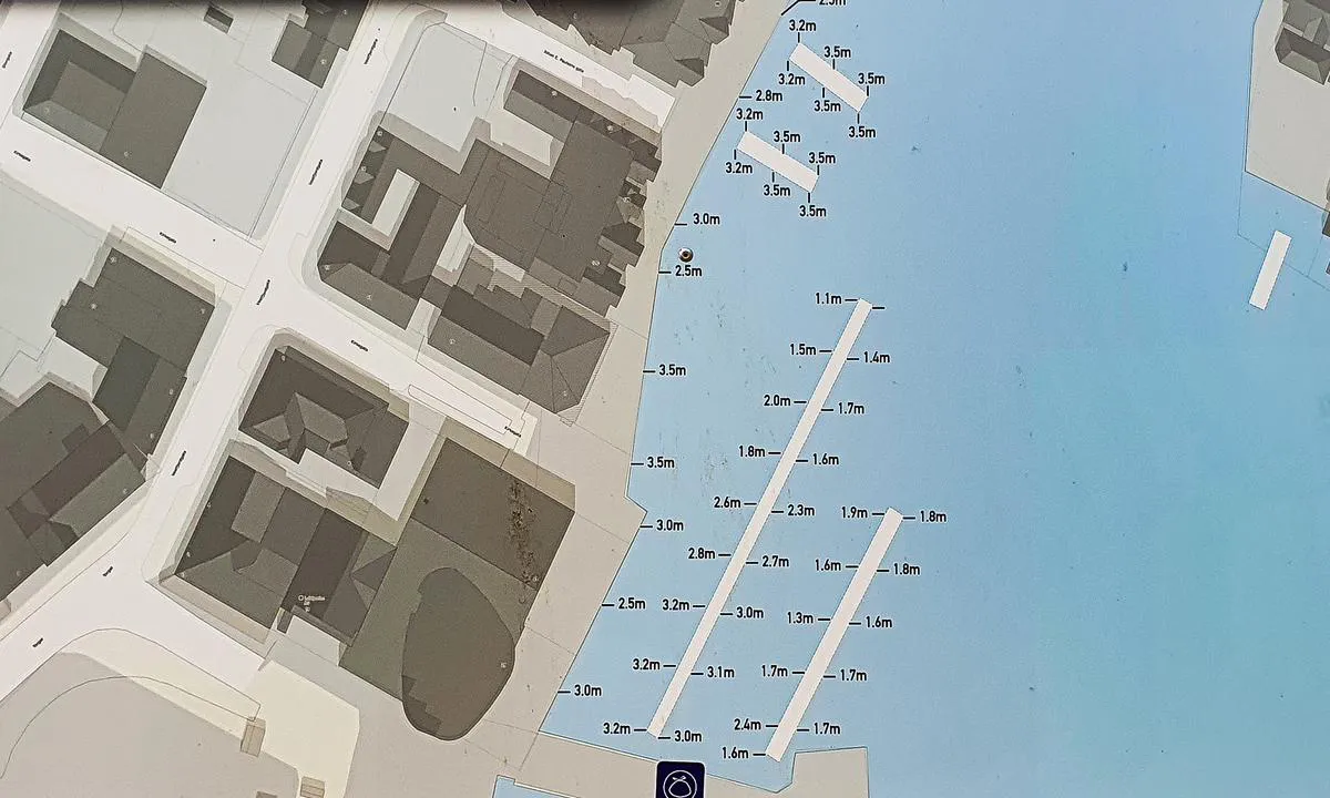 Svolvær Gjestehavn: {"base": "no", "no": "Rettledende dybde s\u00f8r", "se": "V\u00e4gledande djup s\u00f6der", "en": "Indicative depth south", "da": "Vejledende dybde syd"}