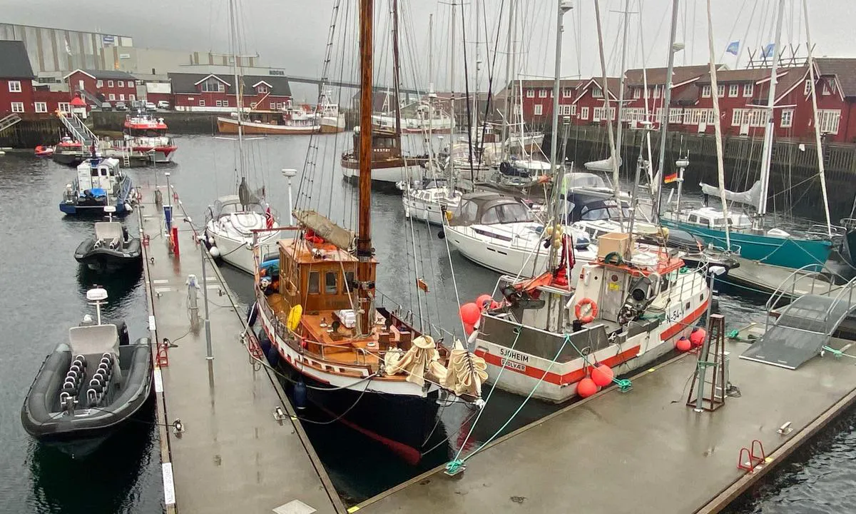 Svolvær - Lamholmen: {"base": "no", "no": "Innsiden av den n\u00e6rmeste brygga er reservert, det samme er utsiden foran og bak seilb\u00e5ten. P\u00e5 brygga bak er begge sider ytterst reservert.", "se": "Insidan av den n\u00e4rmaste bryggan \u00e4r reserverad, det samma g\u00e4ller utsidan framf\u00f6r och bakom segelb\u00e5ten. P\u00e5 bryggan bakom \u00e4r b\u00e5da sidorna ytterst reserverade.", "en": "The inside of the nearest quay is reserved, as is the outside in front of and behind the sailboat. On the quay behind, both outer sides are reserved.", "da": "Indersiden af den n\u00e6rmeste bro er reserveret, det samme er ydersiden foran og bag ved sejlb\u00e5den. P\u00e5 broen bagved er begge sider yderst reserveret.", "fr": "L'int\u00e9rieur du quai le plus proche est r\u00e9serv\u00e9, de m\u00eame que l'ext\u00e9rieur devant et derri\u00e8re le voilier. Sur le quai \u00e0 l'arri\u00e8re, les deux c\u00f4t\u00e9s \u00e0 l'extr\u00e9mit\u00e9 sont r\u00e9serv\u00e9s.", "de": "Die Innenseite des n\u00e4chstgelegenen Stegs ist reserviert, ebenso die Au\u00dfenseite vor und hinter dem Segelboot. Am Steg hinten sind beide Seiten au\u00dfen reserviert.", "es": "El interior del muelle m\u00e1s cercano est\u00e1 reservado, al igual que el exterior frente y detr\u00e1s del velero. En el muelle trasero, ambos lados en el extremo est\u00e1n reservados.", "it": "L'interno del molo pi\u00f9 vicino \u00e8 riservato, cos\u00ec come l'esterno davanti e dietro la barca a vela. Sul molo dietro, entrambi i lati all'estremit\u00e0 sono riservati.", "pt": "O interior do cais mais pr\u00f3ximo est\u00e1 reservado, o mesmo acontece com o exterior em frente e atr\u00e1s do veleiro. No cais traseiro, ambos os lados na extremidade est\u00e3o reservados.", "nl": "De binnenkant van de dichtstbijzijnde pier is gereserveerd, evenals de buitenkant voor en achter de zeilboot. Aan de pier achter zijn beide buitenzijdes gereserveerd.", "pl": "Wn\u0119trze najbli\u017cszego nabrze\u017ca jest zarezerwowane, tak samo jest z zewn\u0119trzn\u0105 stron\u0105 przed i za jachtem \u017caglowym. Na nabrze\u017cu z ty\u0142u obie strony na ko\u0144cu s\u0105 zarezerwowane.", "uk": "\u0412\u043d\u0443\u0442\u0440\u0456\u0448\u043d\u044f \u0441\u0442\u043e\u0440\u043e\u043d\u0430 \u043d\u0430\u0439\u0431\u043b\u0438\u0436\u0447\u043e\u0433\u043e \u043f\u0440\u0438\u0447\u0430\u043b\u0443 \u0437\u0430\u0440\u0435\u0437\u0435\u0440\u0432\u043e\u0432\u0430\u043d\u0430, \u0442\u0435 \u0436 \u0441\u0430\u043c\u0435 \u0441\u0442\u043e\u0441\u0443\u0454\u0442\u044c\u0441\u044f \u0437\u043e\u0432\u043d\u0456\u0448\u043d\u044c\u043e\u0457 \u0441\u0442\u043e\u0440\u043e\u043d\u0438 \u043f\u0435\u0440\u0435\u0434 \u0442\u0430 \u0437\u0430 \u0432\u0456\u0442\u0440\u0438\u043b\u044c\u043d\u0438\u043c \u0441\u0443\u0434\u043d\u043e\u043c. \u041d\u0430 \u043f\u0440\u0438\u0447\u0430\u043b\u0456 \u043f\u043e\u0437\u0430\u0434\u0443 \u043e\u0431\u0438\u0434\u0432\u0456 \u0441\u0442\u043e\u0440\u043e\u043d\u0438 \u0437\u043e\u0432\u043d\u0456\u0448\u043d\u044c\u043e\u0457 \u0447\u0430\u0441\u0442\u0438\u043d\u0438 \u0437\u0430\u0440\u0435\u0437\u0435\u0440\u0432\u043e\u0432\u0430\u043d\u0456.", "ro": "Interiorul cheiului cel mai apropiat este rezervat, la fel \u0219i exteriorul \u00een fa\u021ba \u0219i \u00een spatele velierului. Pe cheiul din spate ambele laturi de la cap\u0103t sunt rezervate.", "tr": "En yak\u0131n r\u0131ht\u0131m\u0131n i\u00e7 k\u0131sm\u0131 rezerve edilmi\u015ftir, ayn\u0131 \u015fekilde yelkenlinin \u00f6n ve arka d\u0131\u015f k\u0131s\u0131mlar\u0131 da rezerve edilmi\u015ftir. Arkadaki r\u0131ht\u0131m\u0131n her iki taraf\u0131n\u0131n da d\u0131\u015f k\u0131s\u0131mlar\u0131 rezerve edilmi\u015ftir.", "el": "\u03a4\u03bf \u03b5\u03c3\u03c9\u03c4\u03b5\u03c1\u03b9\u03ba\u03cc \u03c4\u03b7\u03c2 \u03c0\u03bb\u03b7\u03c3\u03b9\u03ad\u03c3\u03c4\u03b5\u03c1\u03b7\u03c2 \u03b1\u03c0\u03bf\u03b2\u03ac\u03b8\u03c1\u03b1\u03c2 \u03b5\u03af\u03bd\u03b1\u03b9 \u03ba\u03c1\u03b1\u03c4\u03b7\u03bc\u03ad\u03bd\u03bf, \u03c4\u03bf \u03af\u03b4\u03b9\u03bf \u03b9\u03c3\u03c7\u03cd\u03b5\u03b9 \u03ba\u03b1\u03b9 \u03b3\u03b9\u03b1 \u03c4\u03bf \u03b5\u03be\u03c9\u03c4\u03b5\u03c1\u03b9\u03ba\u03cc \u03bc\u03c0\u03c1\u03bf\u03c3\u03c4\u03ac \u03ba\u03b1\u03b9 \u03c0\u03af\u03c3\u03c9 \u03b1\u03c0\u03cc \u03c4\u03bf \u03b9\u03c3\u03c4\u03b9\u03bf\u03c6\u03cc\u03c1\u03bf. \u03a3\u03c4\u03b7\u03bd \u03b1\u03c0\u03bf\u03b2\u03ac\u03b8\u03c1\u03b1 \u03c0\u03af\u03c3\u03c9, \u03ba\u03b1\u03b9 \u03bf\u03b9 \u03b4\u03cd\u03bf \u03c0\u03bb\u03b5\u03c5\u03c1\u03ad\u03c2 \u03b5\u03be\u03c9\u03c4\u03b5\u03c1\u03b9\u03ba\u03ac \u03b5\u03af\u03bd\u03b1\u03b9 \u03ba\u03c1\u03b1\u03c4\u03b7\u03bc\u03ad\u03bd\u03b5\u03c2.", "cs": "Vnit\u0159n\u00ed strana nejbli\u017e\u0161\u00edho mola je rezervov\u00e1na, stejn\u011b tak vn\u011bj\u0161\u00ed strana p\u0159ed a za plachetnic\u00ed. Na molu vzadu jsou ob\u011b strany vn\u011b rezervov\u00e1ny.", "hu": "A legk\u00f6zelebbi m\u00f3l\u00f3 bels\u0151 oldala fenntartott, ugyan\u00edgy a vitorl\u00e1s el\u0151tt \u00e9s m\u00f6g\u00f6tt l\u00e9v\u0151 k\u00fcls\u0151 oldalak. A h\u00e1ts\u00f3 m\u00f3l\u00f3n mindk\u00e9t oldal legsz\u00e9ls\u0151 r\u00e9sze fenntartott.", "fi": "L\u00e4himm\u00e4n laiturin sis\u00e4puoli on varattu, samoin ulkopuoli edess\u00e4 ja takana purjeveneen. Laiturin takana molemmat puolet ovat \u00e4\u00e4rip\u00e4iss\u00e4 varattuja.", "bg": "\u0412\u044a\u0442\u0440\u0435\u0448\u043d\u0430\u0442\u0430 \u0441\u0442\u0440\u0430\u043d\u0430 \u043d\u0430 \u043d\u0430\u0439-\u0431\u043b\u0438\u0437\u043a\u043e\u0442\u043e \u043a\u0435\u0439\u0447\u0435 \u0435 \u0440\u0435\u0437\u0435\u0440\u0432\u0438\u0440\u0430\u043d\u0430, \u0441\u044a\u0449\u043e\u0442\u043e \u0432\u0430\u0436\u0438 \u0437\u0430 \u0432\u044a\u043d\u0448\u043d\u0430\u0442\u0430 \u0441\u0442\u0440\u0430\u043d\u0430 \u043f\u0440\u0435\u0434 \u0438 \u0437\u0430\u0434 \u0432\u0435\u0442\u0440\u043e\u0445\u043e\u0434\u043d\u0430\u0442\u0430 \u043b\u043e\u0434\u043a\u0430. \u041d\u0430 \u043a\u0435\u0439\u0447\u0435\u0442\u043e \u043d\u0430\u0437\u0430\u0434 \u0438 \u0434\u0432\u0435\u0442\u0435 \u0441\u0442\u0440\u0430\u043d\u0438 \u043e\u0442 \u043a\u0440\u0430\u0439 \u0434\u043e \u043a\u0440\u0430\u0439 \u0441\u0430 \u0440\u0435\u0437\u0435\u0440\u0432\u0438\u0440\u0430\u043d\u0438.", "sr": "Unutra\u0161njost najbli\u017eeg mola je rezervisana, isto va\u017ei za spolja\u0161njost ispred i iza jedrilice. Na molu iza, obe strane pri kraju su rezervisane.", "et": "Sisepool l\u00e4himat kai on reserveeritud, sama kehtib ka v\u00e4lisk\u00fclje ees ja taga purjeka juures. Kai taga on m\u00f5lemad pooled \u00e4\u00e4repoolselt reserveeritud.", "lv": "Iek\u0161puse tuv\u0101k\u0101 piest\u0101tnes ir rezerv\u0113ta, t\u0101pat ir \u0101rpuse priek\u0161\u0101 un aizmugur\u0113 buruku\u0123im. Piest\u0101tn\u0113 aizmugur\u0113 abas puses \u0101rpus\u0113 ir rezerv\u0113tas.", "lt": "U\u017e artimiausio prieplaukos vidus yra rezervuotas, taip pat priekis ir galas prie\u0161ais ir u\u017e burlaivio. Prieplaukoje gale abi pus\u0117s yra i\u0161 kra\u0161to rezervuotos."}