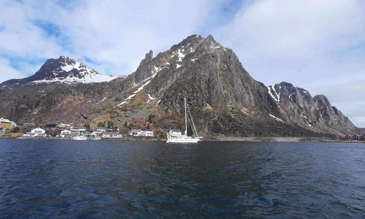 Svolværvågen: {"base": "en", "no": "Utsikt over den nordlige sektoren av ankringsplassen.", "se": "Vy \u00f6ver den norra sektorn av ankringsplatsen.", "en": "View of the northern sector of the anchorage.", "da": "Udsigt over den nordlige sektor af ankerpladsen.", "fr": "Vue du secteur nord du mouillage.", "de": "Blick auf den n\u00f6rdlichen Bereich des Ankerplatzes.", "es": "Vista del sector norte del fondeadero.", "it": "Vista del settore nord dell'ancoraggio.", "pt": "Vista do setor norte da ancoragem.", "nl": "Uitzicht op het noordelijke deel van de ankerplaats.", "pl": "Widok p\u00f3\u0142nocnego sektora kotwicowiska.", "uk": "\u0412\u0438\u0434 \u043d\u0430 \u043f\u0456\u0432\u043d\u0456\u0447\u043d\u0438\u0439 \u0441\u0435\u043a\u0442\u043e\u0440 \u044f\u043a\u043e\u0440\u043d\u043e\u0433\u043e \u0441\u0442\u043e\u044f\u043d\u043a\u0438.", "ro": "Vedere a sectorului nordic al ancorajului.", "tr": "Demirleme alan\u0131n\u0131n kuzey kesiminin g\u00f6r\u00fcn\u00fcm\u00fc.", "el": "\u0398\u03ad\u03b1 \u03c4\u03bf\u03c5 \u03b2\u03cc\u03c1\u03b5\u03b9\u03bf\u03c5 \u03c4\u03bf\u03bc\u03ad\u03b1 \u03c4\u03bf\u03c5 \u03b1\u03b3\u03ba\u03c5\u03c1\u03bf\u03b2\u03bf\u03bb\u03af\u03bf\u03c5.", "cs": "Pohled na severn\u00ed sektor kotvi\u0161t\u011b.", "hu": "Kil\u00e1t\u00e1s a horgonyz\u00f3hely \u00e9szaki r\u00e9sz\u00e9r\u0151l.", "fi": "N\u00e4kym\u00e4 ankkuripaikan pohjoissektorista.", "bg": "\u0418\u0437\u0433\u043b\u0435\u0434 \u043a\u044a\u043c \u0441\u0435\u0432\u0435\u0440\u043d\u0438\u044f \u0441\u0435\u043a\u0442\u043e\u0440 \u043d\u0430 \u043a\u043e\u0442\u0432\u0430\u0442\u0430.", "sr": "Pogled na severni sektor sidri\u0161ta.", "et": "Vaade sildumisala p\u00f5hjasektorile.", "lv": "Skats uz zieme\u013cu sektoru enkurviet\u0101.", "lt": "Vaizdas i\u0161 \u0161iaurinio inkaravimo zonos sektoriaus."}