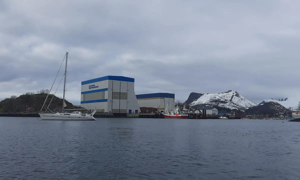 Svolværvågen: {"base": "en", "no": "Utsikt over den s\u00f8rlige delen av ankringsplassen.", "se": "Utsikt \u00f6ver den s\u00f6dra sektorn av ankringsplatsen.", "en": "View of the southern sector of the anchorage.", "da": "Udsigt over den sydlige sektor af ankerpladsen.", "fr": "Vue du secteur sud du mouillage.", "de": "Blick auf den s\u00fcdlichen Bereich des Ankerplatzes.", "es": "Vista del sector sur del fondeadero.", "it": "Vista del settore meridionale dell'ancoraggio.", "pt": "Vista do setor sul da ancoragem.", "nl": "Uitzicht op het zuidelijke deel van de ankerplaats.", "pl": "Widok na po\u0142udniowy sektor kotwicowiska.", "uk": "\u0412\u0438\u0434 \u043d\u0430 \u043f\u0456\u0432\u0434\u0435\u043d\u043d\u0438\u0439 \u0441\u0435\u043a\u0442\u043e\u0440 \u044f\u043a\u0456\u0440\u043d\u043e\u0457 \u0441\u0442\u043e\u044f\u043d\u043a\u0438.", "ro": "Vedere a sectorului de sud al ancorajului.", "tr": "Demirleme b\u00f6lgesinin g\u00fcney kesiminin g\u00f6r\u00fcn\u00fcm\u00fc.", "el": "\u0398\u03ad\u03b1 \u03c4\u03bf\u03c5 \u03bd\u03cc\u03c4\u03b9\u03bf\u03c5 \u03c4\u03bf\u03bc\u03ad\u03b1 \u03c4\u03bf\u03c5 \u03b1\u03b3\u03ba\u03c5\u03c1\u03bf\u03b2\u03bf\u03bb\u03af\u03bf\u03c5.", "cs": "Pohled na ji\u017en\u00ed sektor kotvi\u0161t\u011b.", "hu": "Kil\u00e1t\u00e1s a horgonyz\u00f3hely d\u00e9li r\u00e9sz\u00e9r\u0151l.", "fi": "N\u00e4kym\u00e4 ankkuripaikan etel\u00e4osaan.", "bg": "\u0418\u0437\u0433\u043b\u0435\u0434 \u043a\u044a\u043c \u044e\u0436\u043d\u0438\u044f \u0441\u0435\u043a\u0442\u043e\u0440 \u043d\u0430 \u043a\u043e\u0442\u0432\u0435\u043d\u043e\u0442\u043e \u043c\u044f\u0441\u0442\u043e.", "sr": "Pogled na ju\u017eni sektor sidri\u0161ta.", "et": "Vaade ankrualale l\u00f5unasuunas.", "lv": "Skats uz enkura vietas dienvidu sektoru.", "lt": "Vaizdas \u012f pietin\u012f inkaravimo vietos sektori\u0173."}