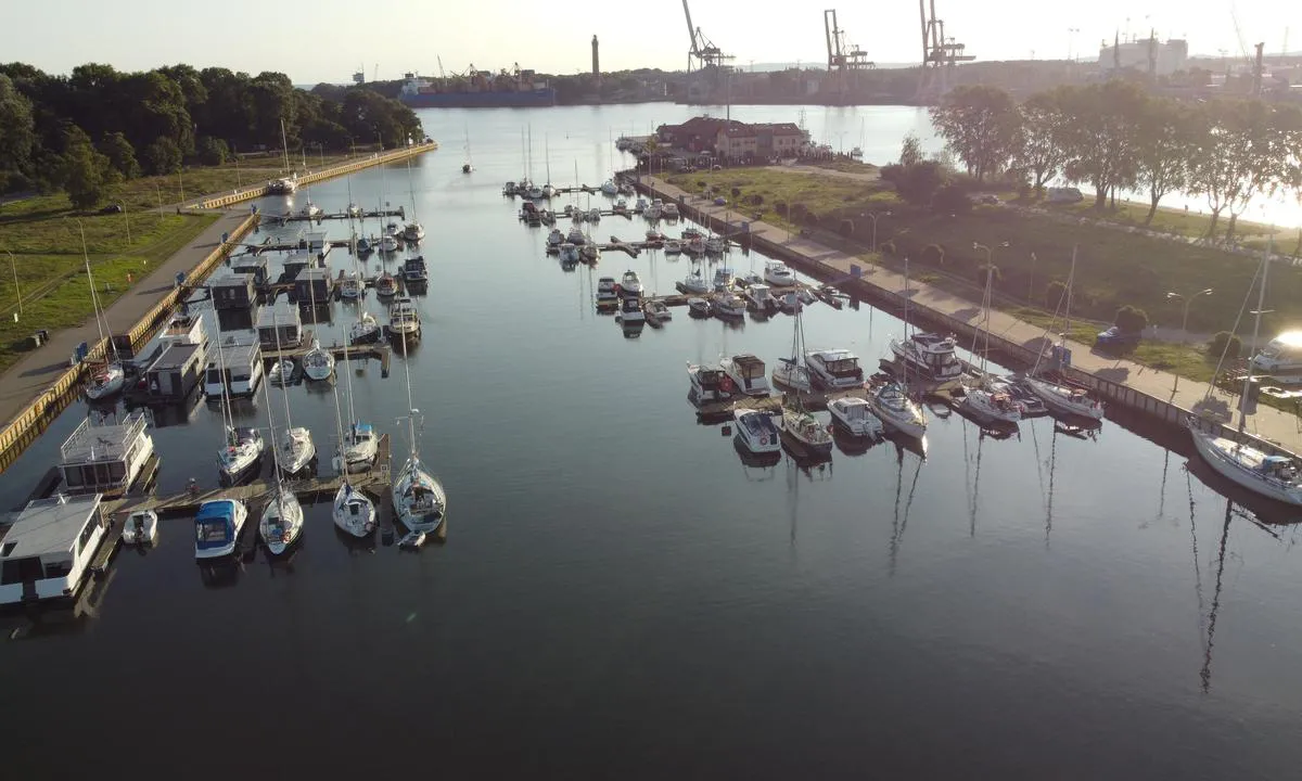 Świnoujście - Marina North Basin: {"base": "pl", "no": "\u015awinouj\u015bcie - Marina", "se": "\u015awinouj\u015bcie - Marina", "en": "\u015awinouj\u015bcie - Marina", "da": "\u015awinouj\u015bcie - Marina", "fr": "\u015awinouj\u015bcie - Marina", "de": "Swinem\u00fcnde - Yachthafen", "es": "\u015awinouj\u015bcie - Marina", "it": "\u015awinouj\u015bcie - Marina", "pt": "\u015awinouj\u015bcie - Marina", "nl": "\u015awinouj\u015bcie - Jachthaven", "pl": "\u015awinouj\u015bcie - Marina", "uk": "\u0421\u0432\u0456\u043d\u043e\u0443\u0439\u0441\u044c\u0446\u0435 - \u041c\u0430\u0440\u0438\u043d\u0430", "ro": "\u015awinouj\u015bcie - Marina", "tr": "\u015awinouj\u015bcie - Marina", "el": "\u015awinouj\u015bcie - \u039c\u03b1\u03c1\u03af\u03bd\u03b1", "cs": "\u0160t\u011bt\u00edn - Marina", "hu": "\u015awinouj\u015bcie - Marina", "fi": "\u015awinouj\u015bcie - Marina", "bg": "\u0421\u0432\u0438\u043d\u043e\u0443\u0439\u0448\u0447\u0435 - \u041c\u0430\u0440\u0438\u043d\u0430", "sr": "\u0421\u0432\u0438\u043d\u043e\u0443\u0458\u0448\u045b\u0435 - \u041c\u0430\u0440\u0438\u043d\u0430", "et": "\u015awinouj\u015bcie - Jahtklubi", "lv": "\u015awinouj\u015bcie - Mar\u012bna", "lt": "\u0160\u010decino uostas - Marina"}