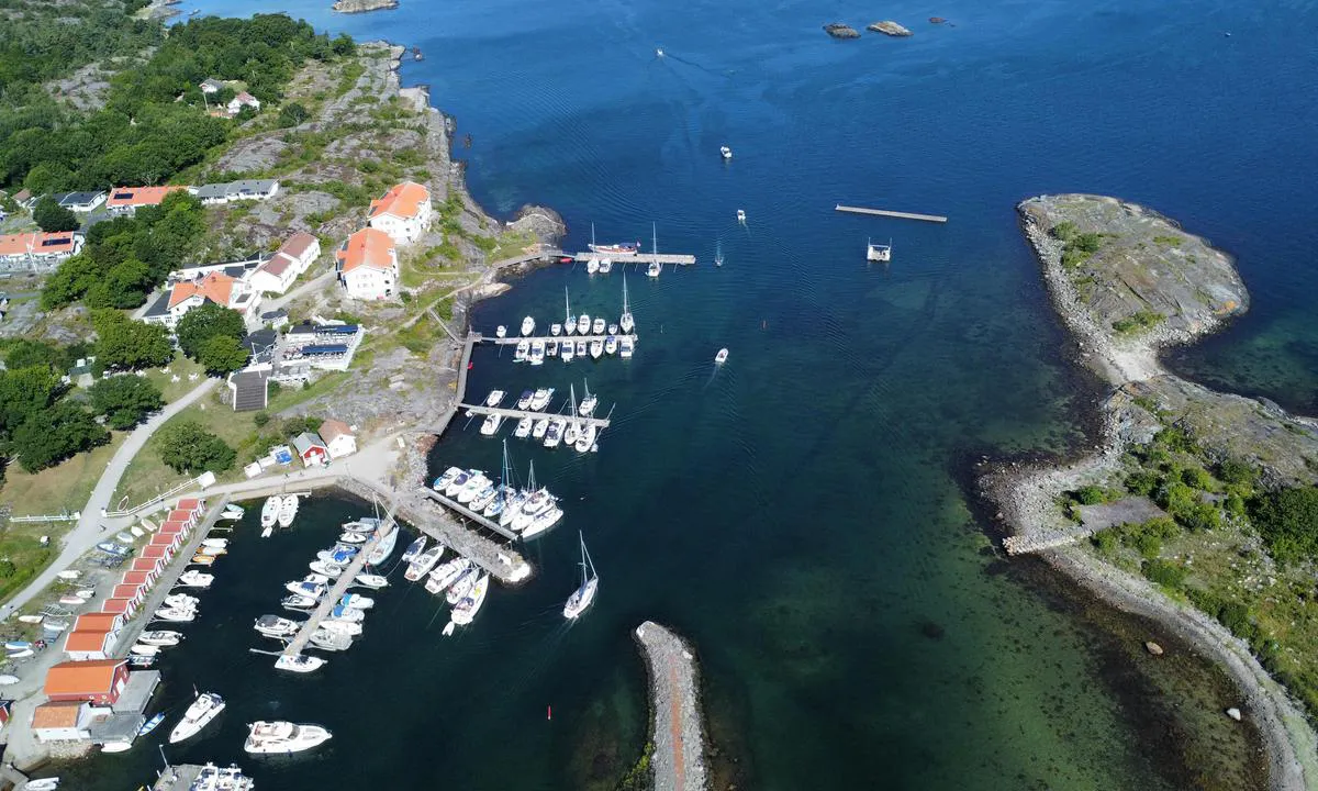 Syd-Koster Ekenäs: {"base": "en", "no": "Bilde tatt fra s\u00f8r, viser innseilingen fra nord", "se": "Bild tagen fr\u00e5n s\u00f6der, som visar ing\u00e5ngen fr\u00e5n norr", "en": "Pictute taken from south, showing the entrance from north", "da": "Billede taget fra syd, viser indsejlingen fra nord"}