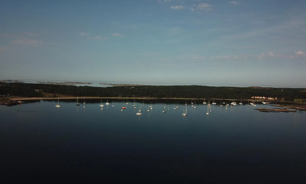 Kosterhamnen - Kilesand: {"base": "no", "no": "Kosterhamn, Svaihavn.", "se": "Kosterhamn, Svajhamn.", "en": "Kosterharbor, Svaibur.", "da": "Kosterhavn, Svajhavn."}