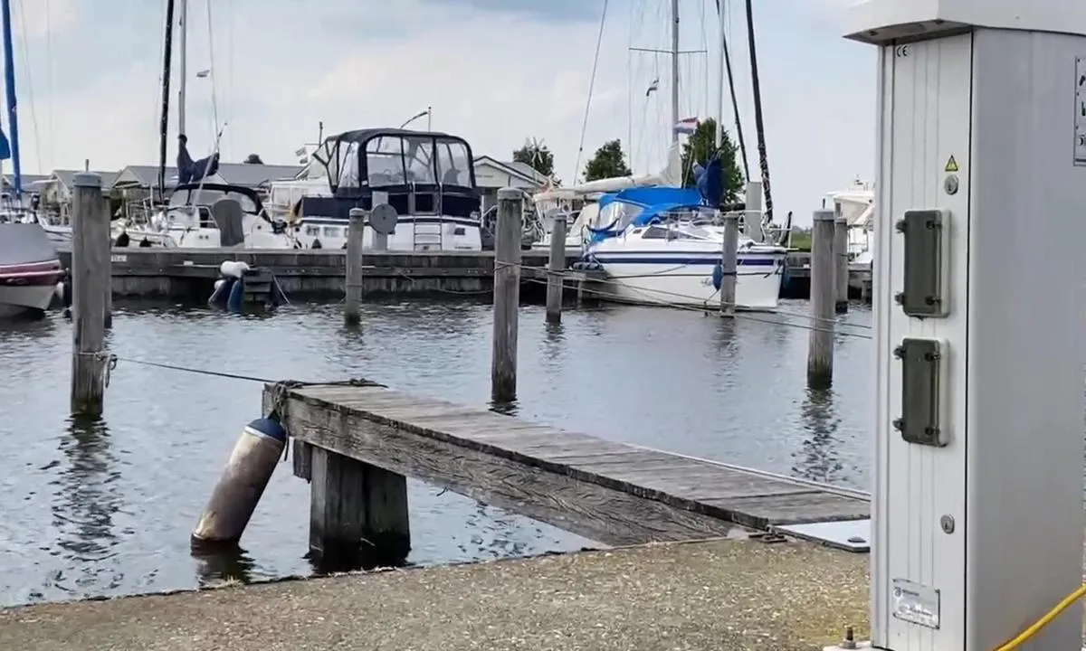 Tacozijl Yacht Harbour: {"base": "en", "no": "Landstr\u00f8mmen var belastet med 50 cent (0,5 \u20ac)", "se": "Landstr\u00f6mmen debiterades med 50 cent (0,5 \u20ac)", "en": "The landpower was charged with 50 cents (0,5 \u20ac)", "da": "Landstr\u00f8mmen blev opkr\u00e6vet med 50 cent (0,5 \u20ac)"}