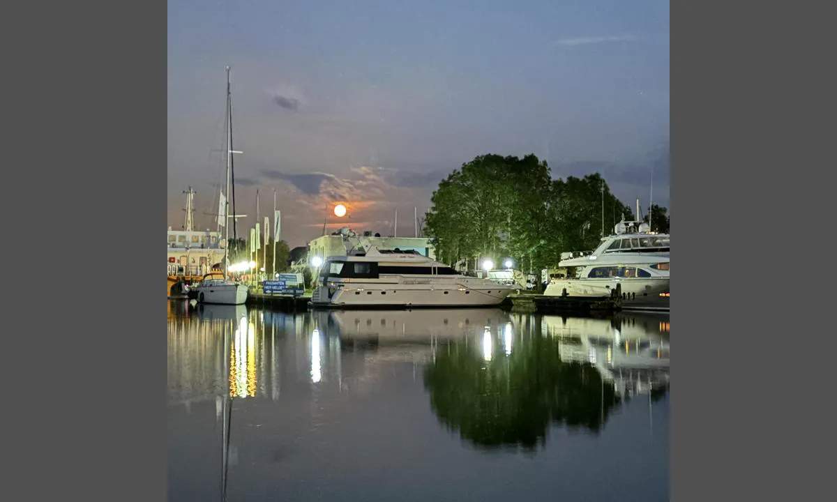 Tacozijl Yacht Harbour: {"base": "en", "no": "Fullm\u00e5ne fra gjesteplass", "se": "Fullm\u00e5ne fr\u00e5n g\u00e4stplatser", "en": "Full moon from guestspot", "da": "Fuldm\u00e5ne fra g\u00e6steplads"}