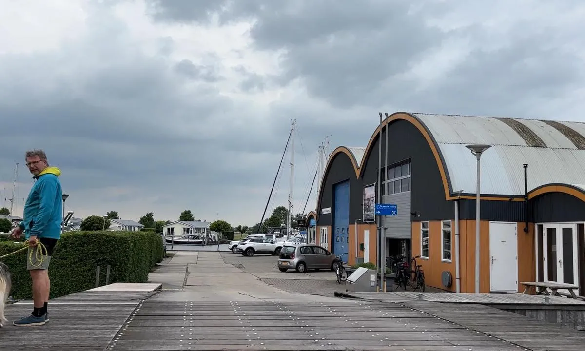 Tacozijl Yacht Harbour: {"base": "en", "no": "Omr\u00e5det rundt marinaen", "se": "Omr\u00e5det runt marinan", "en": "Area around the marina", "da": "Omr\u00e5de omkring marinaen"}