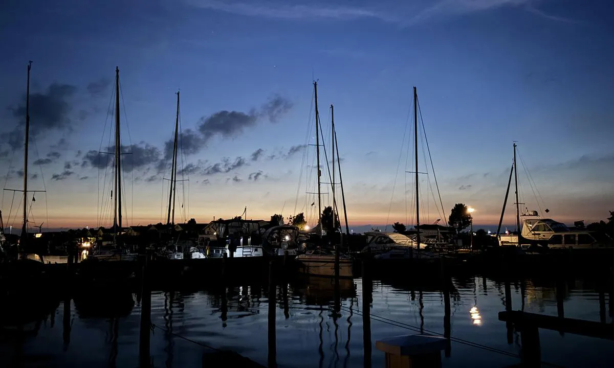 Tacozijl Yacht Harbour: {"base": "en", "no": "Natt i mai", "se": "Natt i maj", "en": "Night in May", "da": "Nat i maj"}