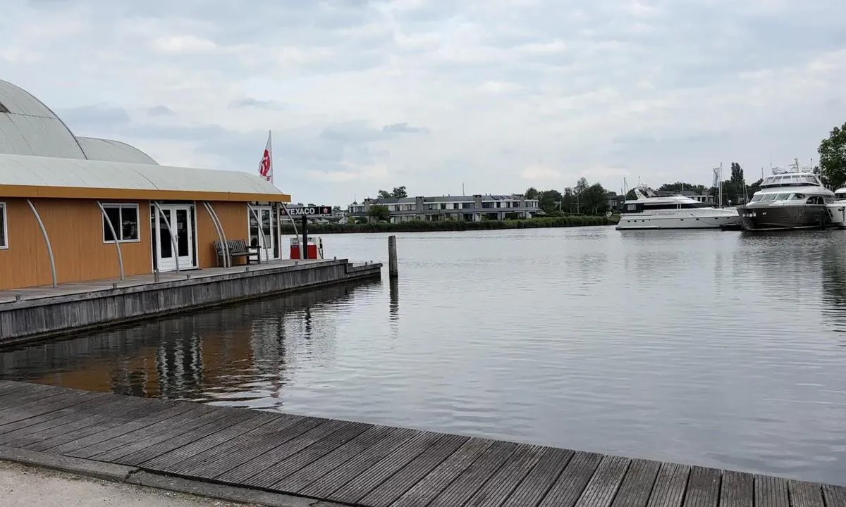 Tacozijl Yacht Harbour: {"base": "en", "no": "Side utenfor marina kontoret", "se": "Sida av marinakontoret", "en": "Side off marina office", "da": "Siden af marinaens kontor"}