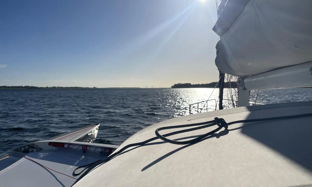Tærø S Buoy: {"base": "en", "no": "Et avsidesliggende sted med mange fugler.", "se": "En avl\u00e4gsen plats med m\u00e5nga f\u00e5glar.", "en": "A Remote Place with Lots of birds.", "da": "Et afsides sted med mange fugle.", "fr": "Un endroit isol\u00e9 avec beaucoup d'oiseaux.", "de": "Ein abgelegener Ort mit vielen V\u00f6geln.", "es": "Un Lugar Remoto con Muchas Aves.", "it": "Un luogo remoto con molti uccelli.", "pt": "Um Lugar Remoto com Muitos P\u00e1ssaros.", "nl": "Een afgelegen plaats met veel vogels.", "pl": "Zaciszne miejsce z wieloma ptakami.", "uk": "\u0412\u0456\u0434\u0434\u0430\u043b\u0435\u043d\u0435 \u043c\u0456\u0441\u0446\u0435 \u0437 \u0432\u0435\u043b\u0438\u043a\u043e\u044e \u043a\u0456\u043b\u044c\u043a\u0456\u0441\u0442\u044e \u043f\u0442\u0430\u0445\u0456\u0432.", "ro": "Un loc izolat cu multe p\u0103s\u0103ri.", "tr": "Ku\u015flar\u0131n Bol Oldu\u011fu Uzak Bir Yer.", "el": "\u0388\u03bd\u03b1 \u03b1\u03c0\u03bf\u03bc\u03b1\u03ba\u03c1\u03c5\u03c3\u03bc\u03ad\u03bd\u03bf \u03bc\u03ad\u03c1\u03bf\u03c2 \u03bc\u03b5 \u03c0\u03bf\u03bb\u03bb\u03ac \u03c0\u03bf\u03c5\u03bb\u03b9\u03ac.", "cs": "Odlehl\u00e9 m\u00edsto s mnoha pt\u00e1ky.", "hu": "Egy t\u00e1voli hely sok mad\u00e1rral.", "fi": "Syrj\u00e4inen paikka, jossa paljon lintuja.", "bg": "\u041e\u0442\u0434\u0430\u043b\u0435\u0447\u0435\u043d\u043e \u043c\u044f\u0441\u0442\u043e \u0441 \u043c\u043d\u043e\u0433\u043e \u043f\u0442\u0438\u0446\u0438.", "sr": "Udaljeno mesto sa puno ptica.", "et": "Kaugem koht, kus on palju linde.", "lv": "Att\u0101la vieta ar daudz putniem.", "lt": "Atsiskyrusi vieta su daugybe pauk\u0161\u010di\u0173."}
