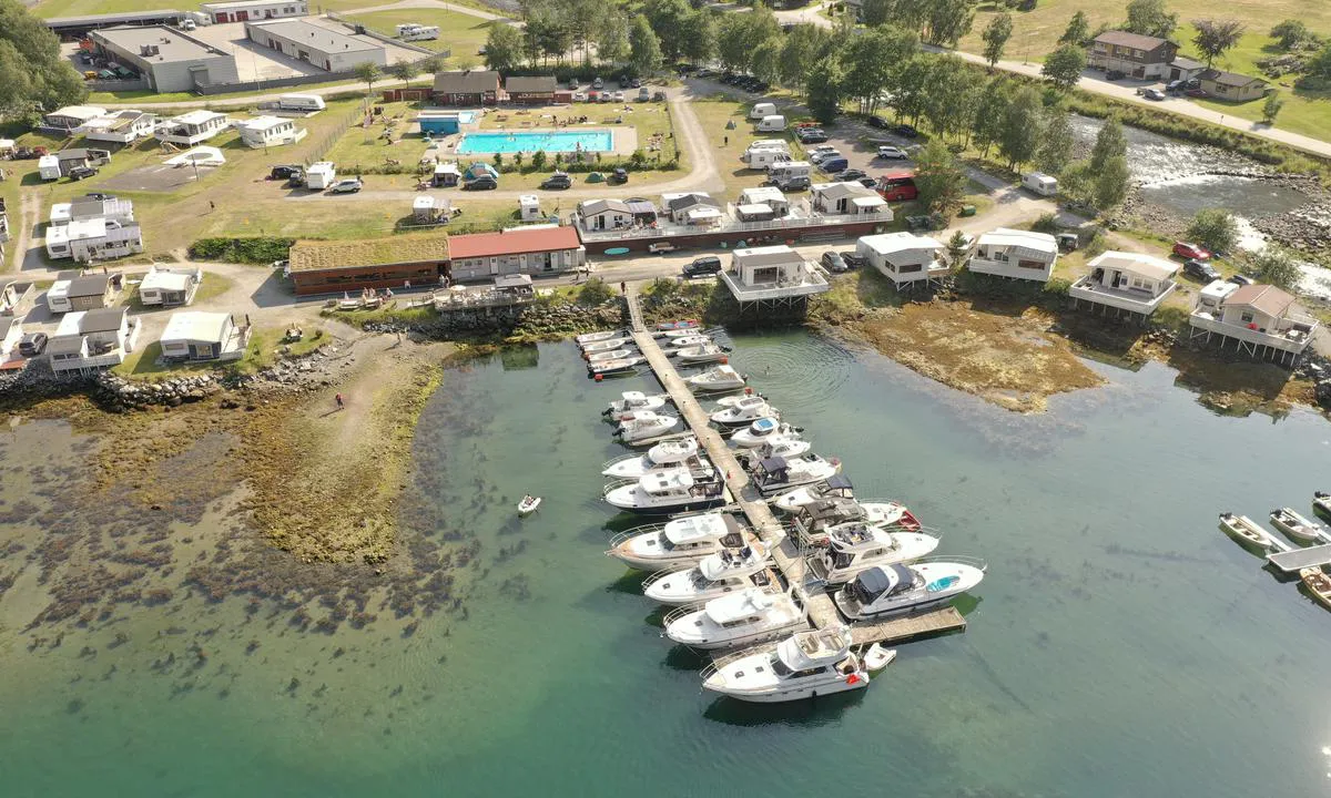 {"base": "no", "no": "Gjestebrygga ligger like utenfor campingplassen i Tafjord.", "se": "G\u00e4stbryggan ligger precis utanf\u00f6r campingplatsen i Tafjord.", "en": "The guest pier is located just outside the campsite in Tafjord.", "da": "G\u00e6stebroen ligger lige uden for campingpladsen i Tafjord."}