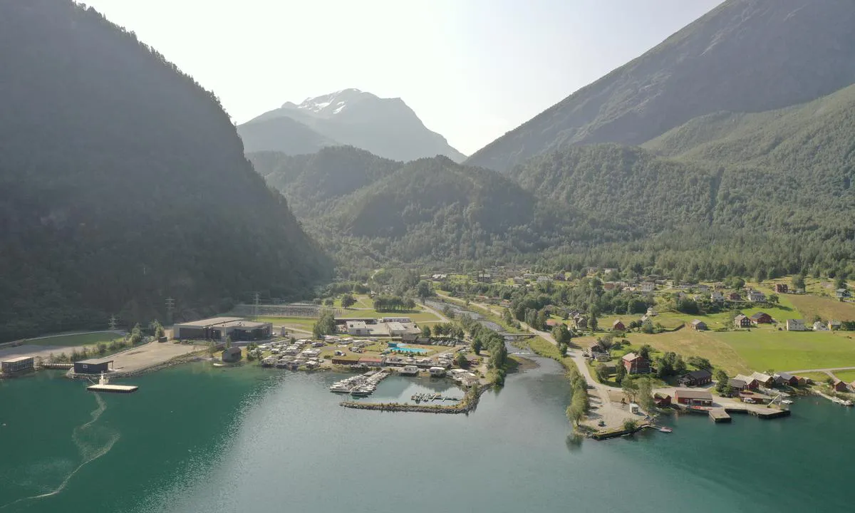 {"base": "no", "no": "Oversiktsbilde av innseilingen til Tafjord B\u00e5thavn og Camping.", "se": "\u00d6versiktsbild av infarten till Tafjord B\u00e5thamn och Camping.", "en": "Overview image of the approach to Tafjord Marina and Camping.", "da": "Oversigtsbillede af indsejlingen til Tafjord B\u00e5dhavn og Camping."}