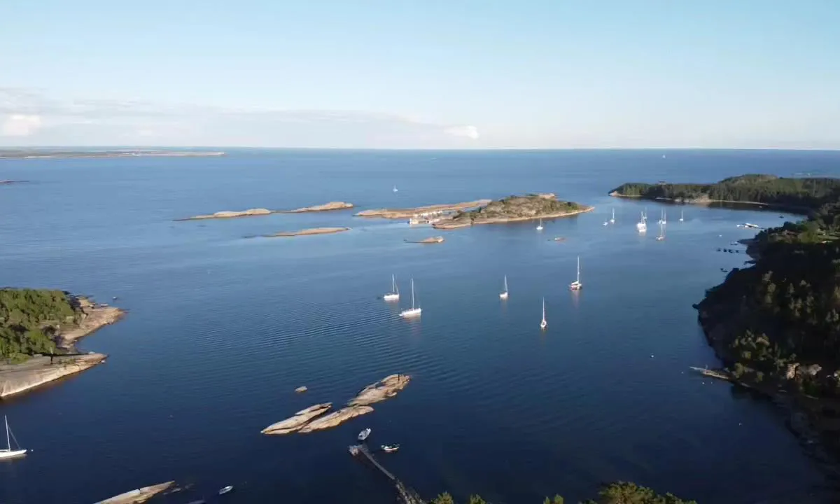 Tallakshavn: Mot sør. Innseiling, bukt og svaberg.