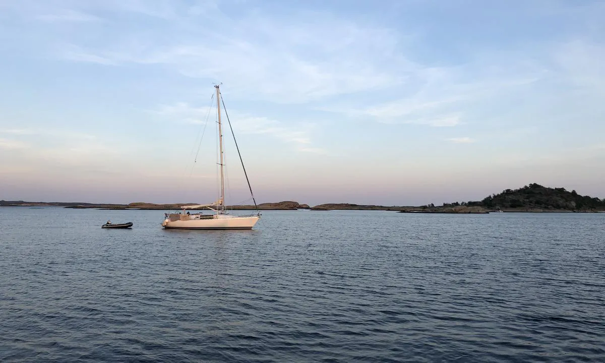 {"base": "no", "no": "P\u00e5 svai i Tallakshavn.", "se": "P\u00e5 svaj i Tallakshamn.", "en": "At anchor in Tallakshavn.", "da": "P\u00e5 svaj i Tallakshavn."}