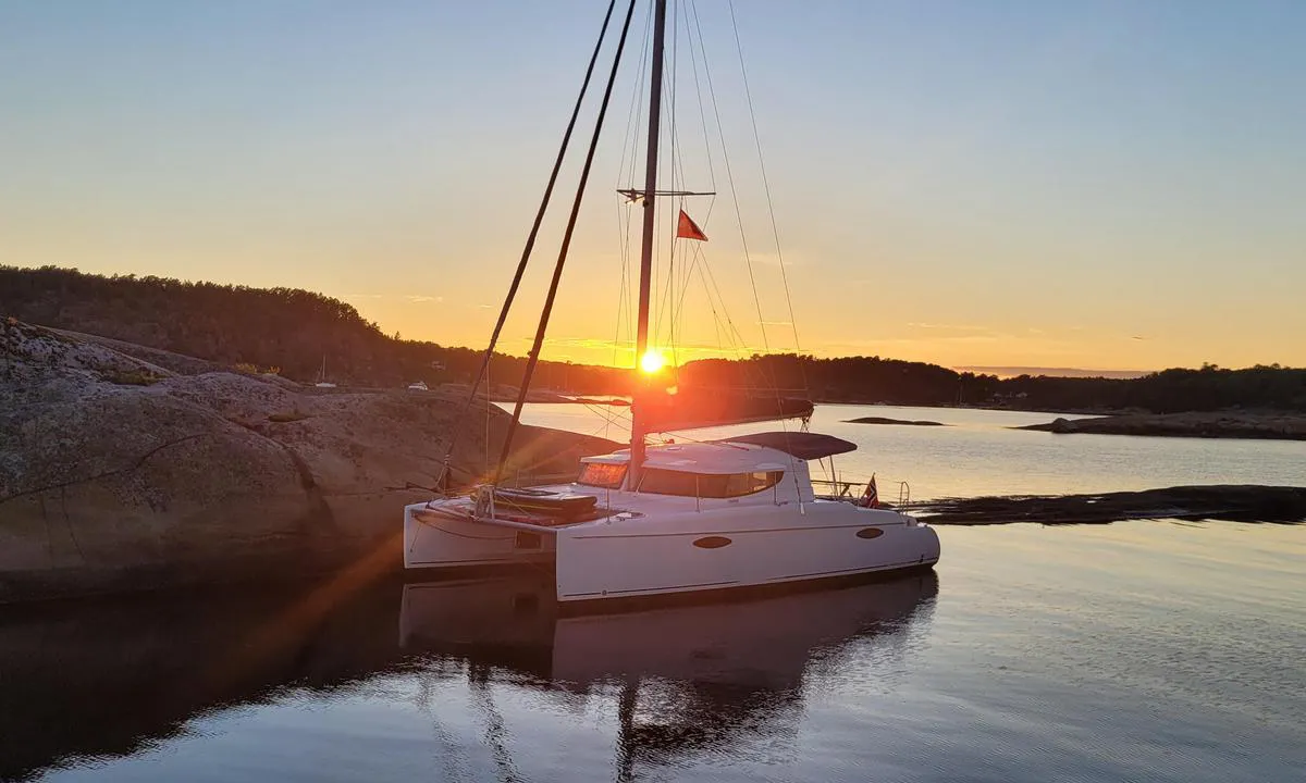 Tallakshavn: {"base": "no", "no": "Longside helt nord p\u00e5 Laksholmen", "se": "L\u00e5ngsides l\u00e4ngst norrut p\u00e5 Laksholmen", "en": "Alongside at the very north of Laksholmen", "da": "Langside helt nord p\u00e5 Laksholmen"}